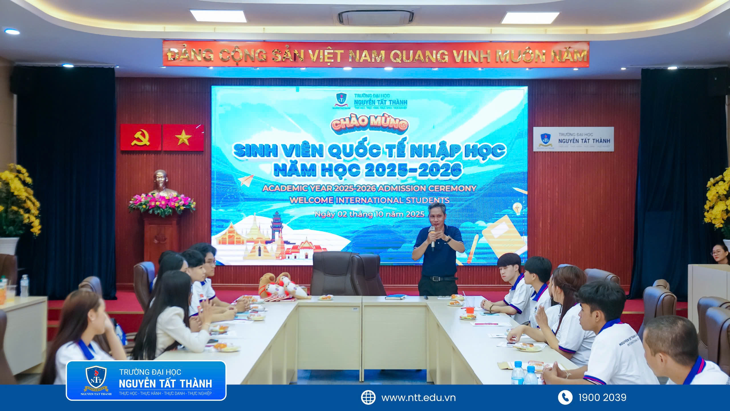 TS. Nguyễn Tuấn Anh, Viện trưởng NIIE đã trực tiếp chia sẻ đến các bạn sinh viên những thông tin quan trọng, cùng các lời khuyên bổ ích