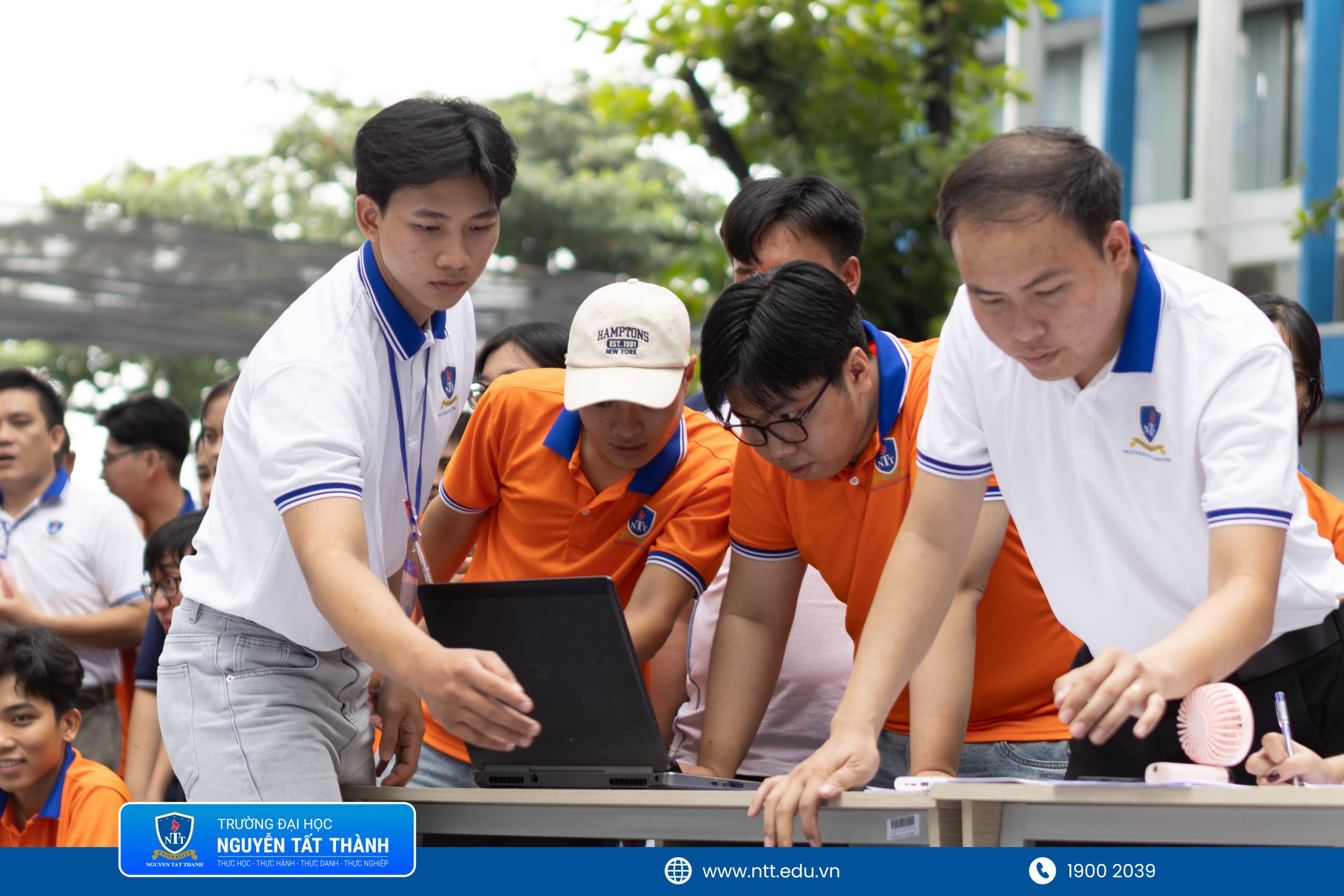 Nguyễn Nhựt Tân và Phan Văn Minh Mẫn thuộc nhóm EvoMotion, đại diện cho NIIE tại cuộc thi