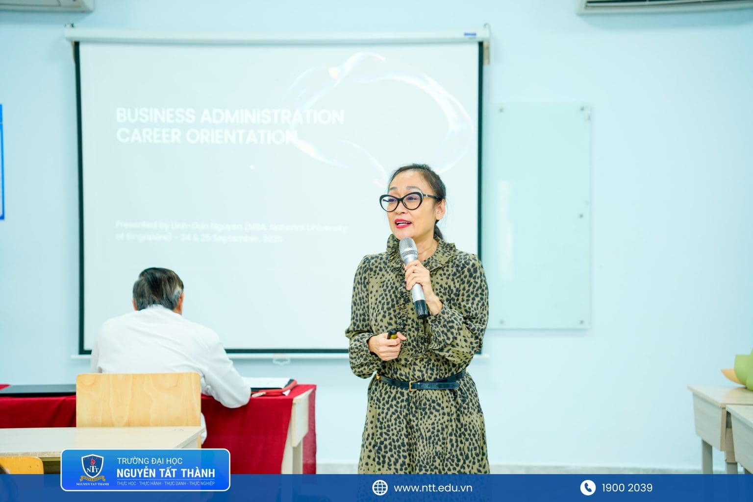 Ms. Linh Đan, Thạc sĩ Tốt nghiệp ĐHQG Singapore trong 1 buổi chia sẻ, định hướng Tân sinh viên