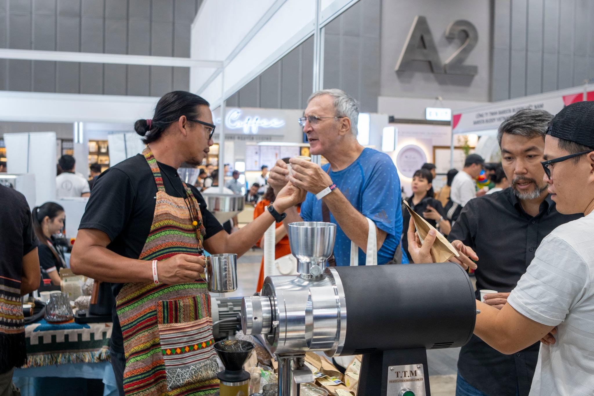 Ngoài giới thiệu sản phẩm mới, Coffee Expo Vietnam 2025 còn là “điểm hẹn” của các nhà đầu tư, chuyên gia và các nhà sản xuất.