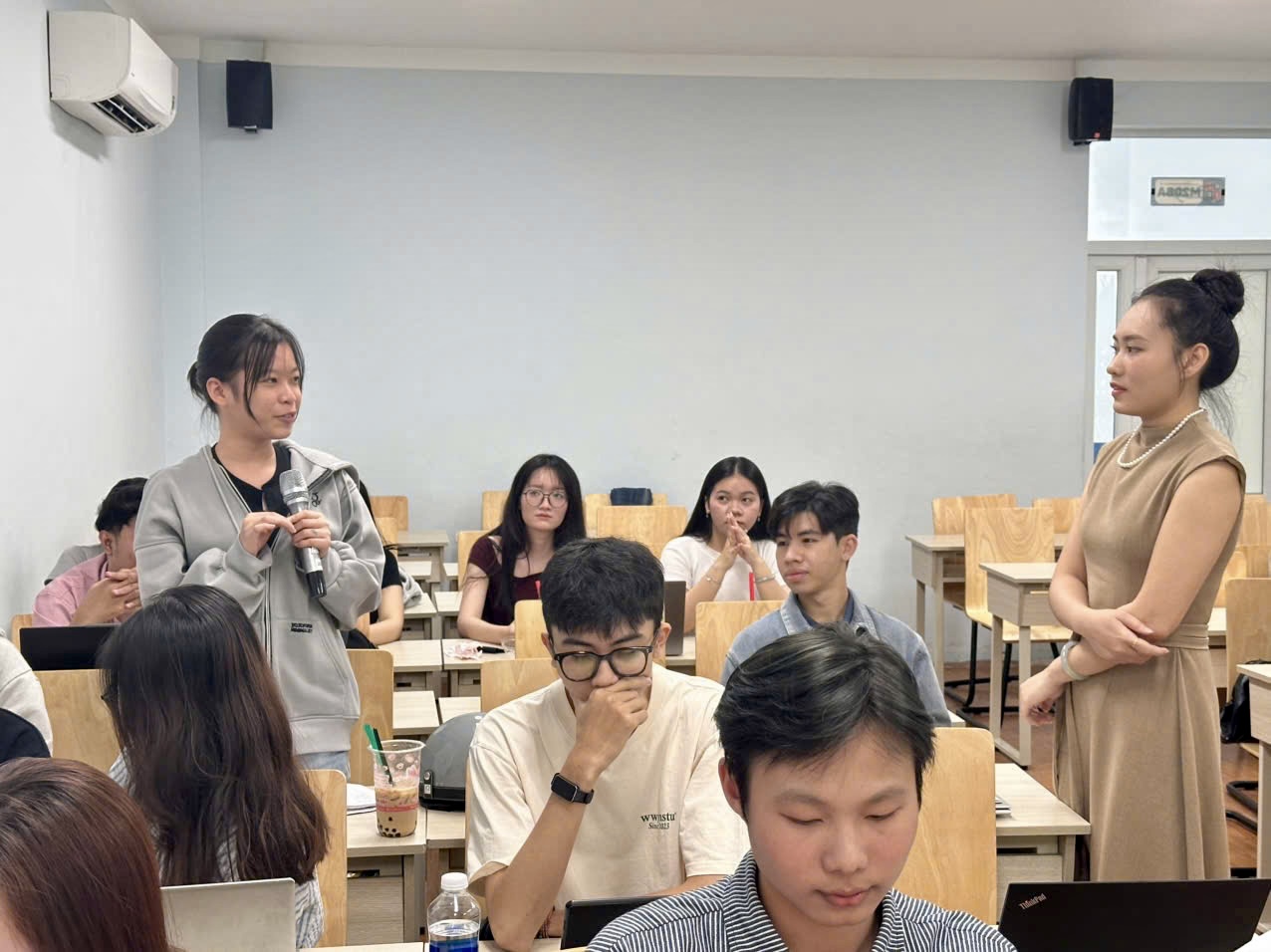 Không chỉ chia sẻ kiến thức, diễn giả còn mang đến phần hỏi - đáp vô cùng sôi nổi