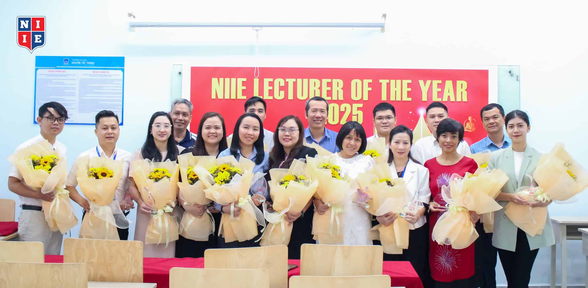 Lễ vinh danh Giảng viên của năm 2024 - 2025 được diễn ra trong không khí gần gũi, thân mật và đầy cảm xúc