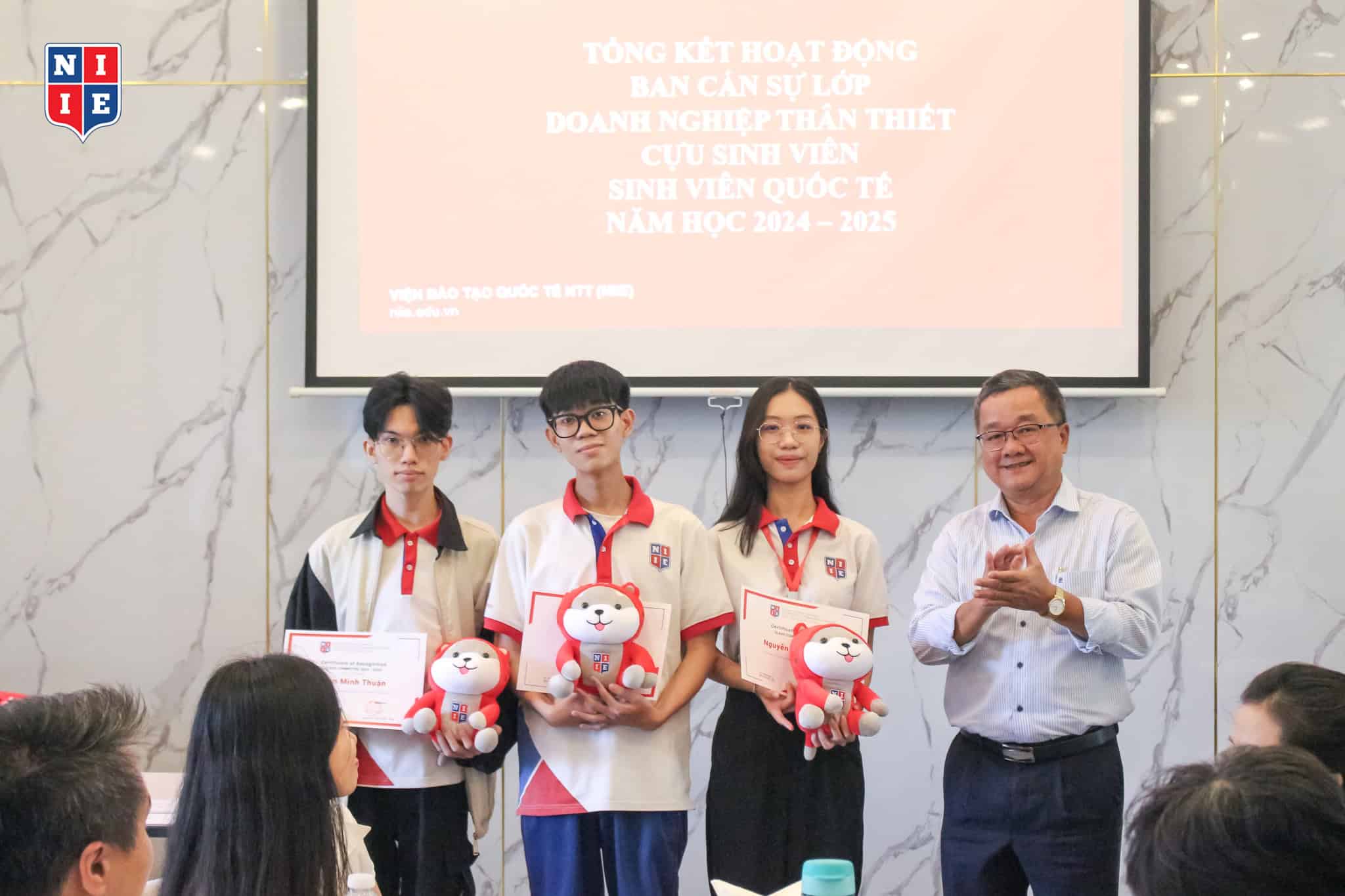 Ban cán sự lớp tiêu biểu được tuyên dương và nhận những phần quà ý nghĩa từ NIIE