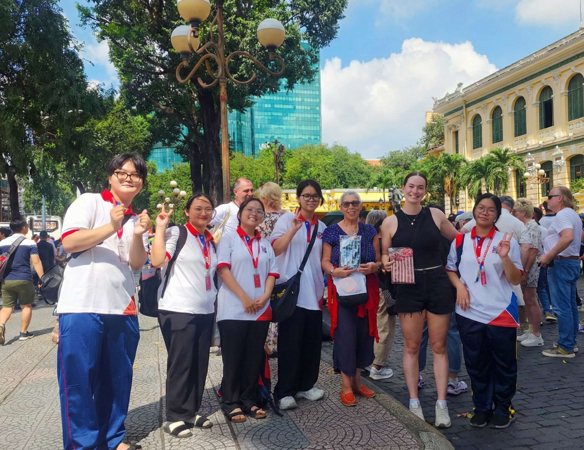 Tại Đường sách Nguyễn Văn Bình, sinh viên đã có cơ hội được giao tiếp với du khách nước ngoài.