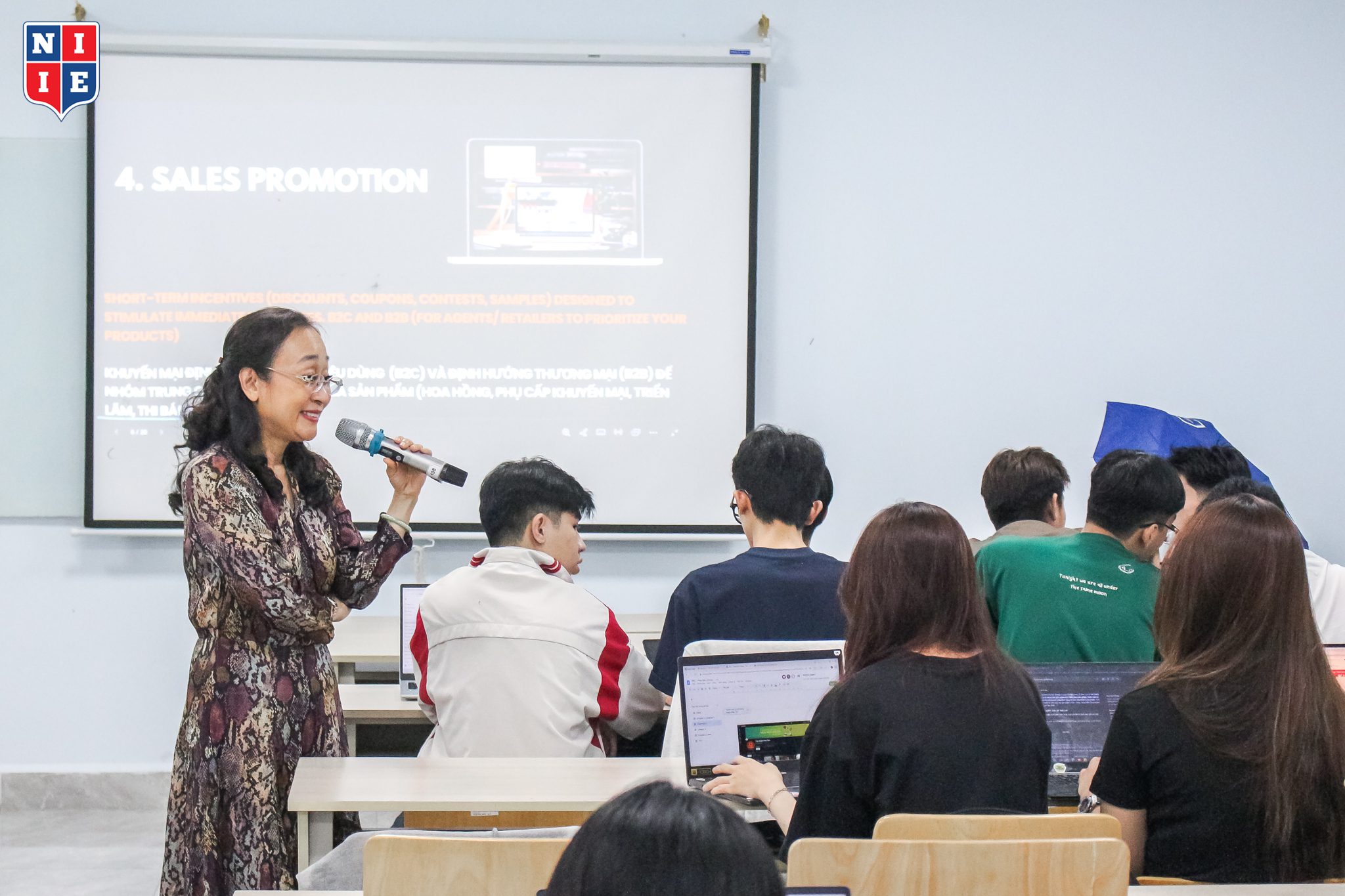 Ngoài chia sẻ kiến thức, diễn giả rất tích cực tương tác, hỏi đáp để sinh viên hiểu rõ hơn về bài học