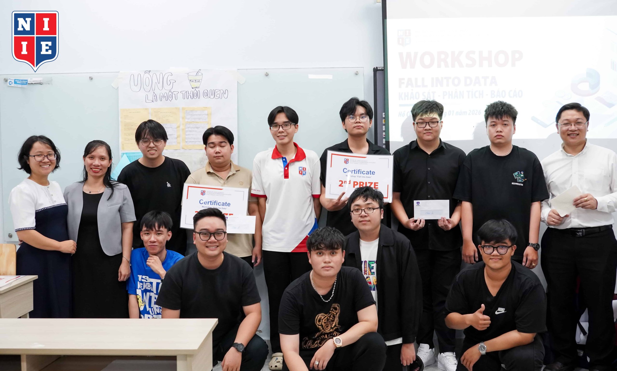 Các đội đạt giải đã thể hiện năng lực bằng khả năng phân tích xuất sắc, số liệu rõ ràng và trình bày khoa học.