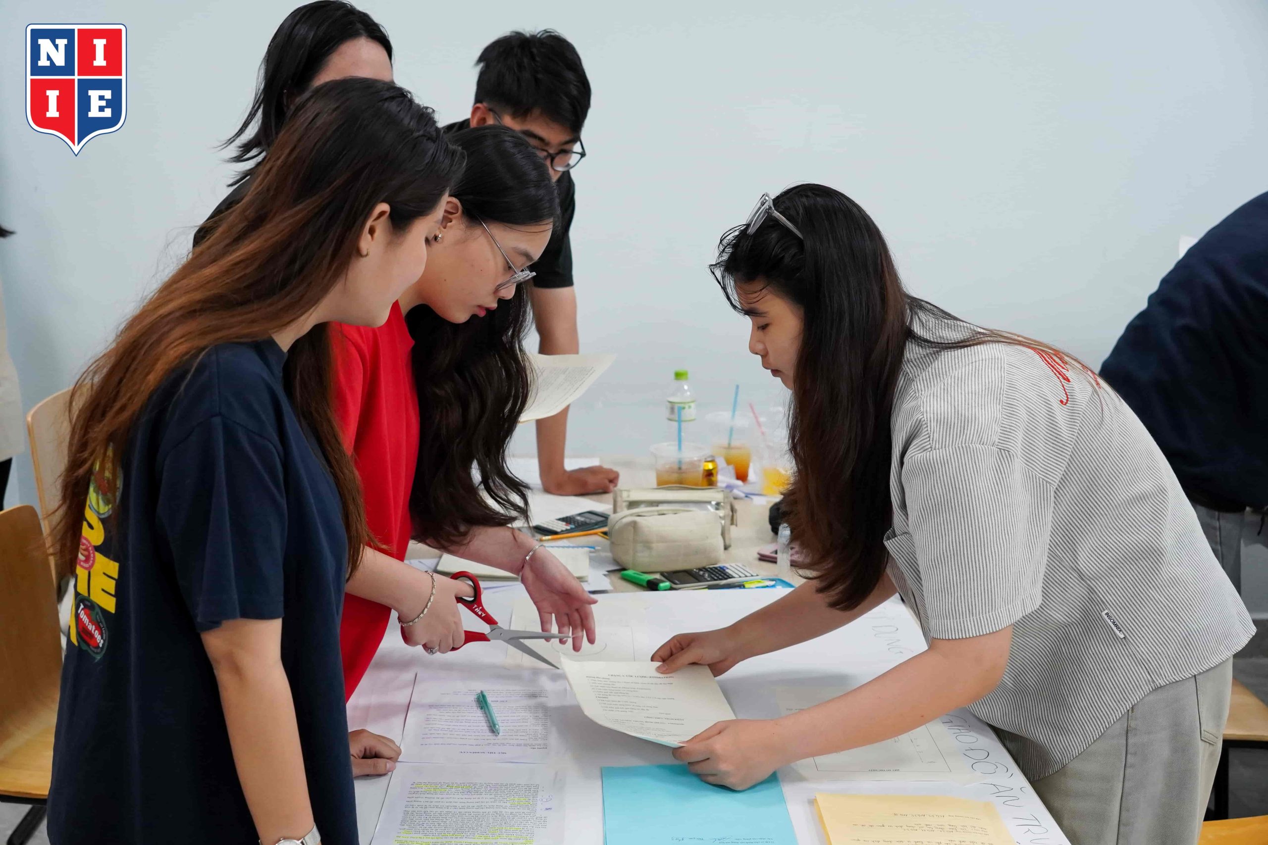 Trong suốt workshop, sinh viên làm việc theo nhóm, cùng nhau xây dựng bảng khảo sát, thu thập - xử lý dữ liệu và trình bày kết quả phân tích.