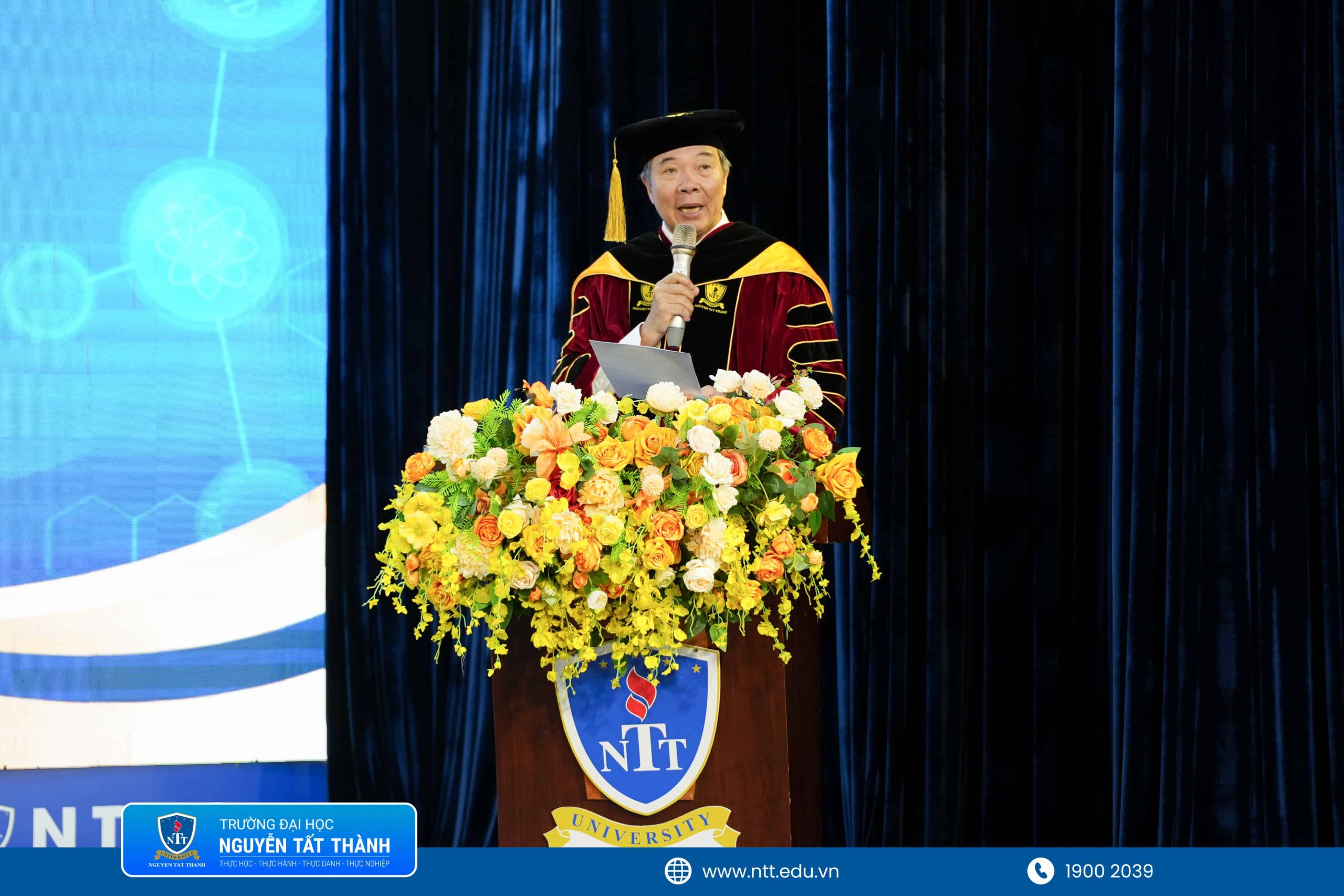 PGS.TS. Nguyễn Kim Hồng, Hiệu trưởng NTTU phát biểu khai mạc Lễ tốt nghiệp