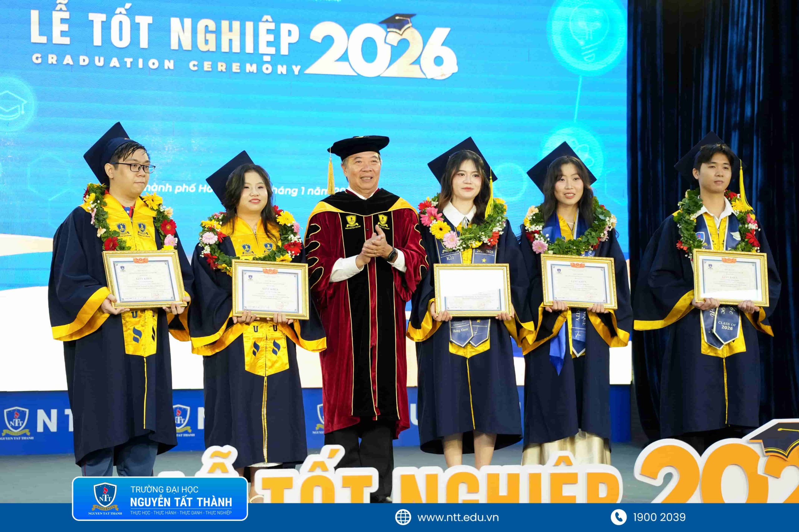 Sinh viên Trần Thiên Quang (nam, ngoài cùng bên trái) đã đạt thành tích tốt nghiệp xuất sắc