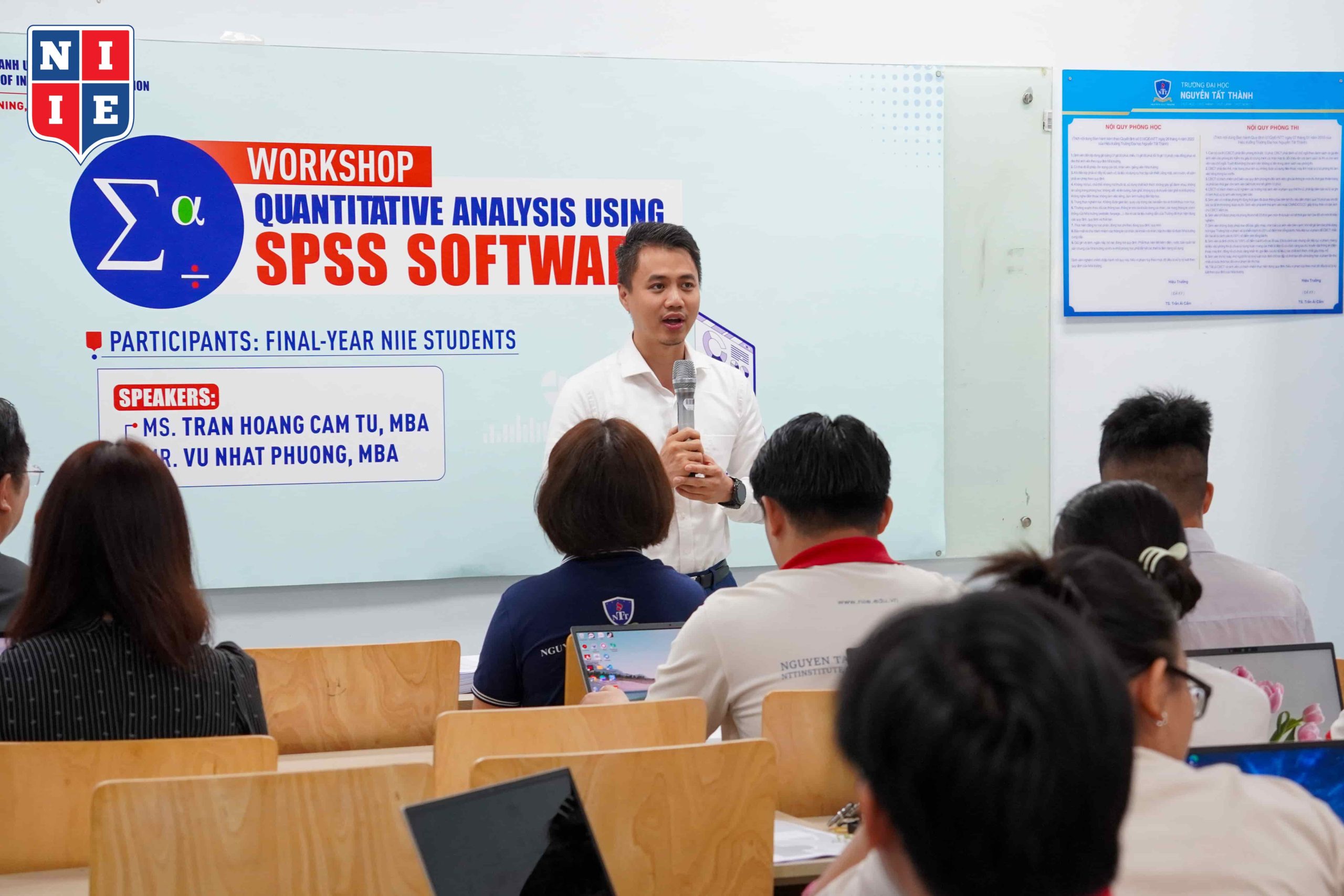 TS. Nguyễn Mạnh Hoàng - Phó Viện trưởng NIIE phát biểu khai mạc chương trình và chia sẻ về vai trò của tư duy nghiên cứu và năng lực phân tích dữ liệu