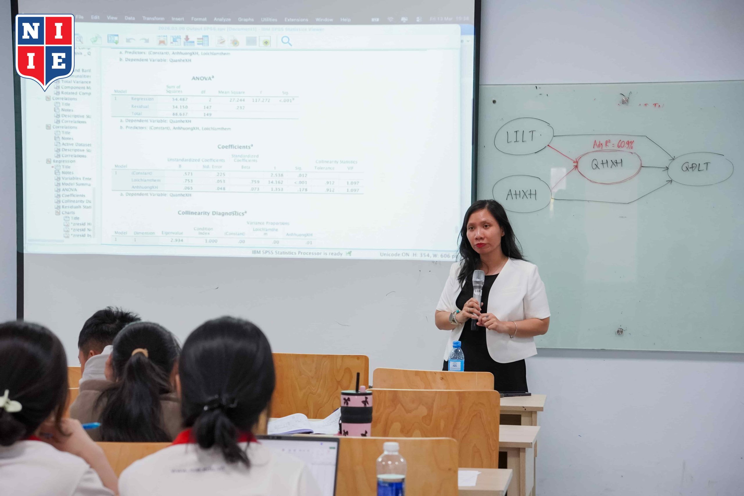 ThS. Trần Hoàng Cẩm Tú tại buổi workshop