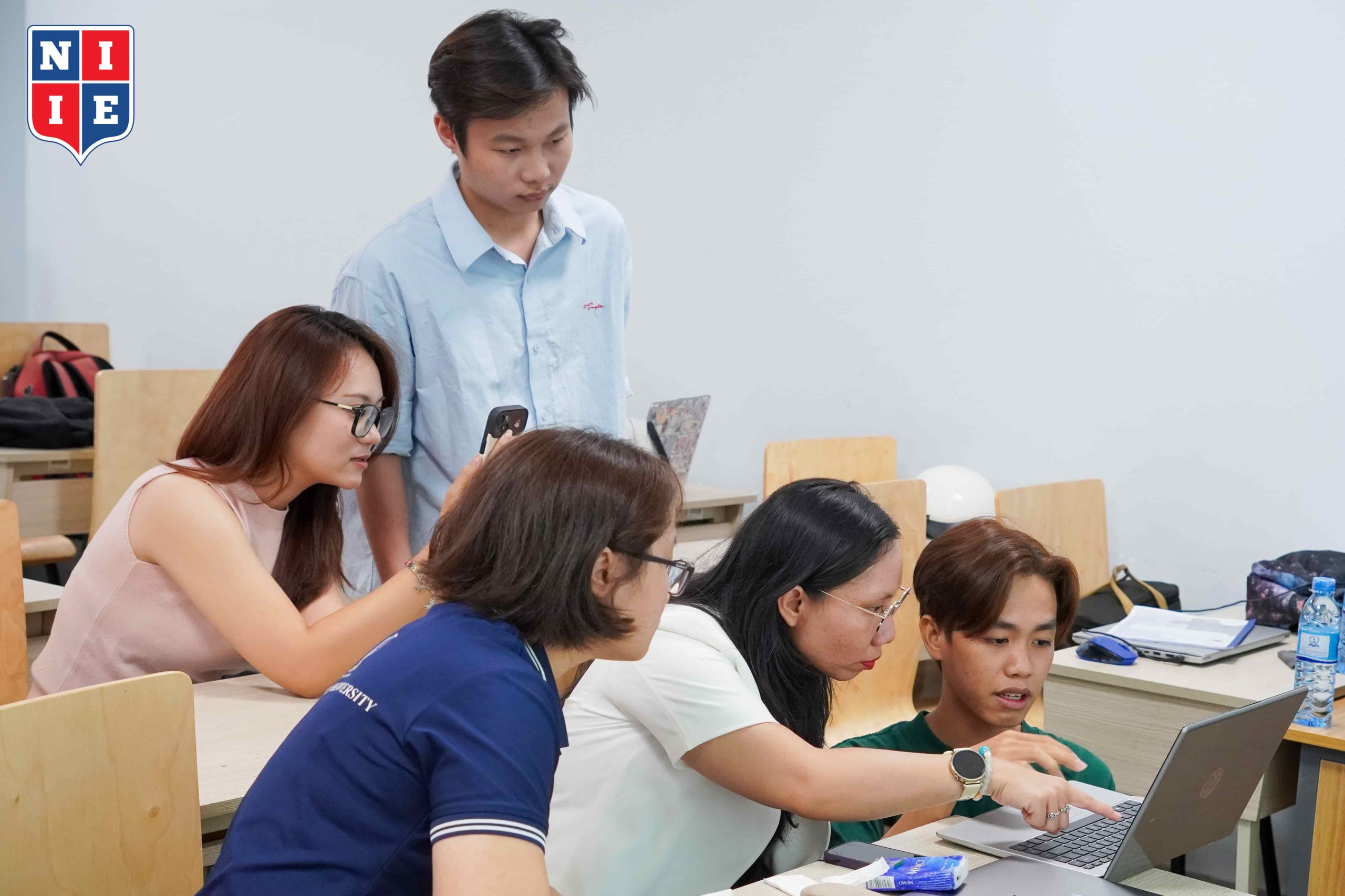 Không chỉ được học lý thuyết, sinh viên còn được áp dụng ngay vào thực tế dưới sự hỗ trợ của giảng viên