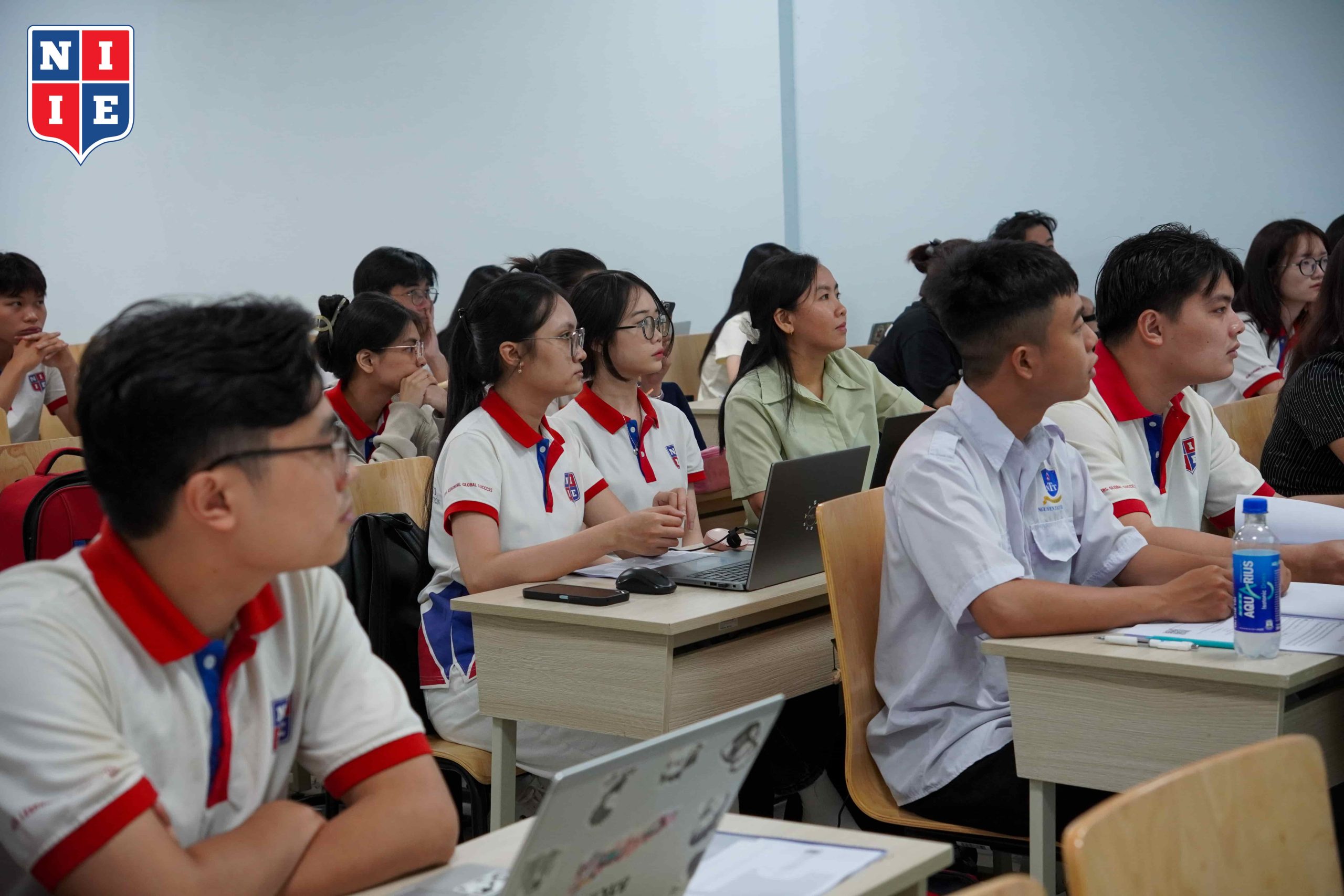 Buổi workshop thu hút sự quan tâm của nhiều sinh viên nhờ mang đến những kiến thức và phương pháp thiết thực, góp phần nâng cao chất lượng khóa luận cũng như khả năng ứng dụng trong thực tiễn.