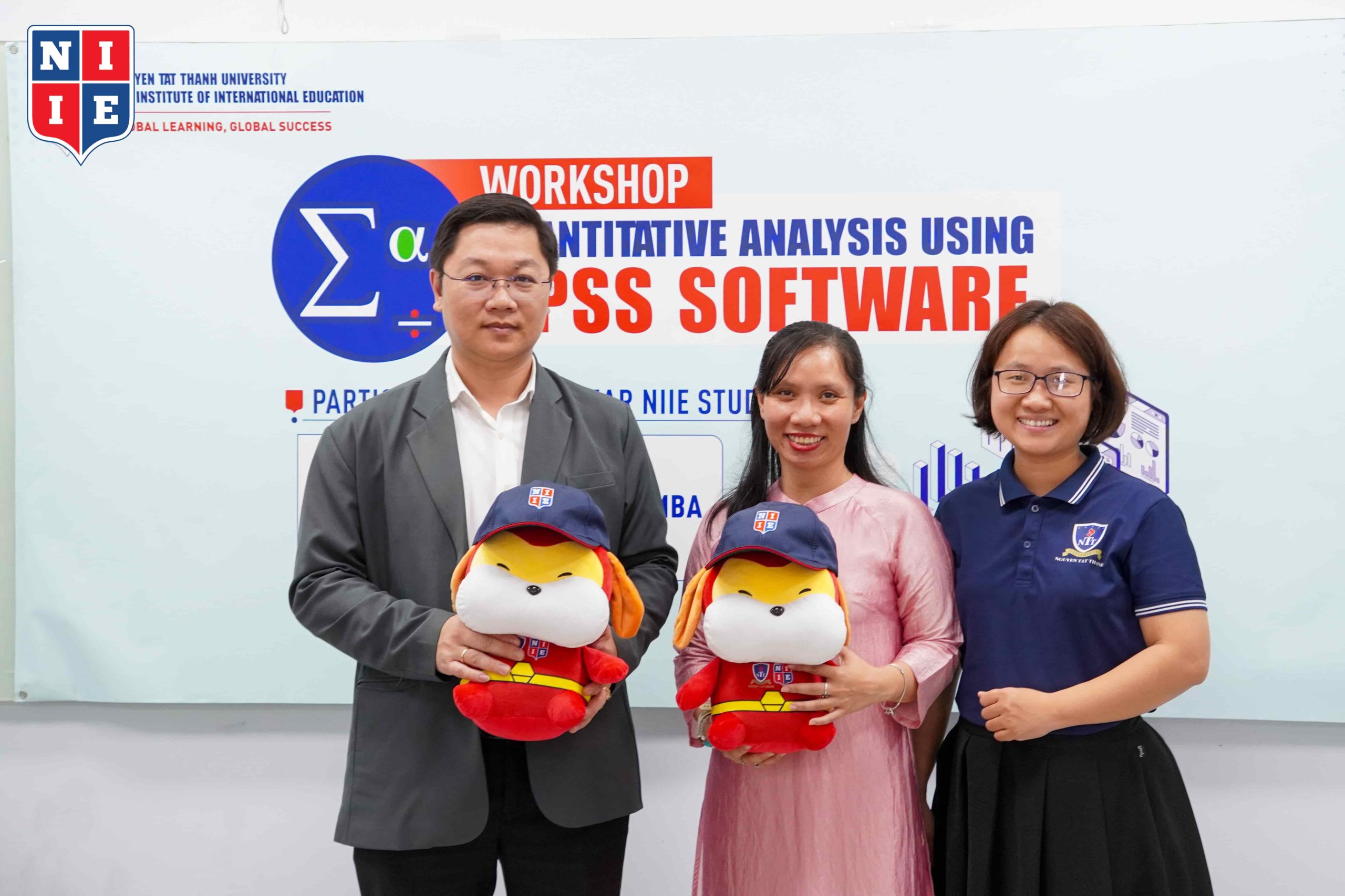 NCS. ThS. Võ Thị Ngọc Hà - Đại diện NIIE gửi những phần quà xinh xắn tới giảng viên khách mời