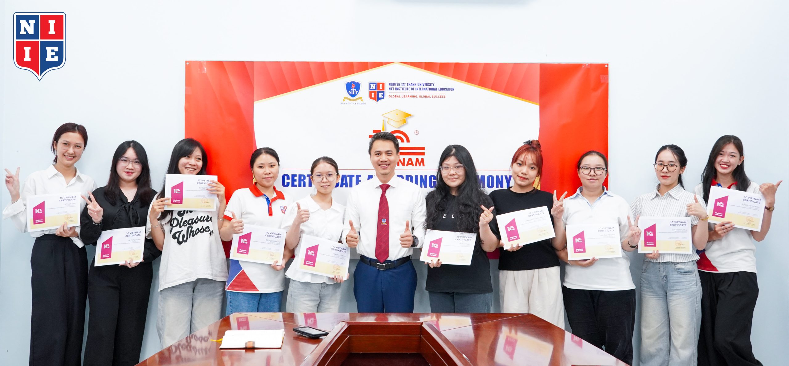 TS. Nguyễn Mạnh Hoàng – Phó Viện trưởng NIIE chụp hình lưu niệm cùng sinh viên sau Lễ trao chứng chỉ 1C