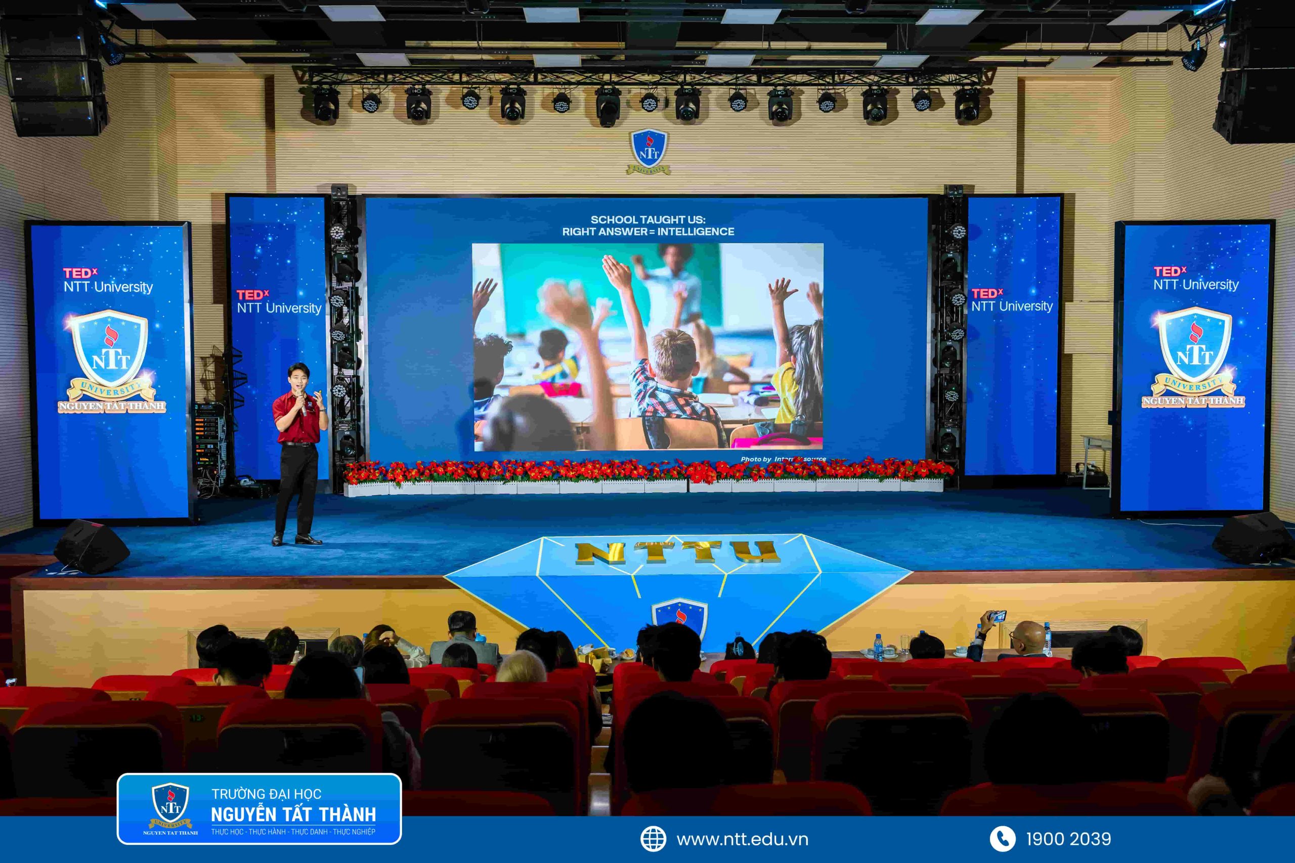 Sinxay Chanthavong tự tin trên sân khấu TEDxNTT University 2026