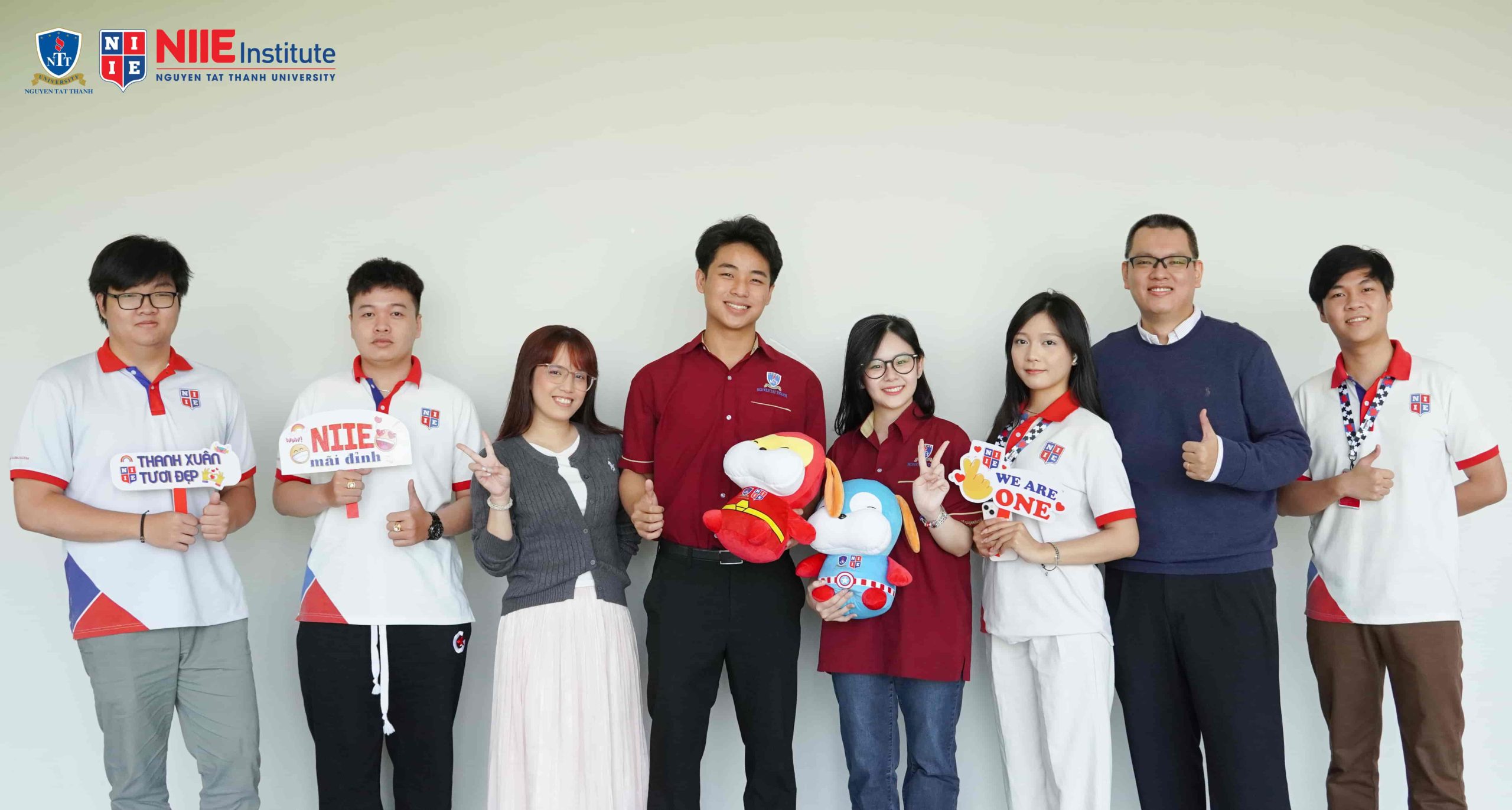 Di Tâm và Sinxay chụp hình cùng thầy cô, sinh viên NIIE trong phần giao lưu giữa sự kiện