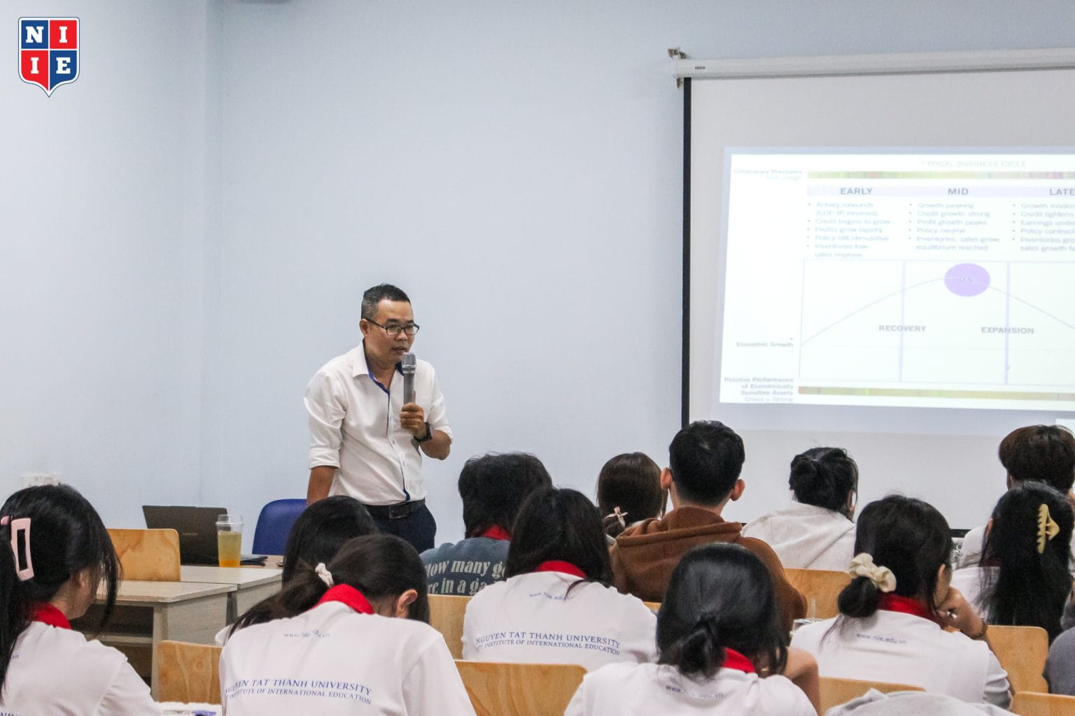 Sinh viên NIIE gặp gỡ ông Lê Minh Hải – Co-founder & CEO Công ty Thương mại – Đầu tư Chứng khoán Xanh