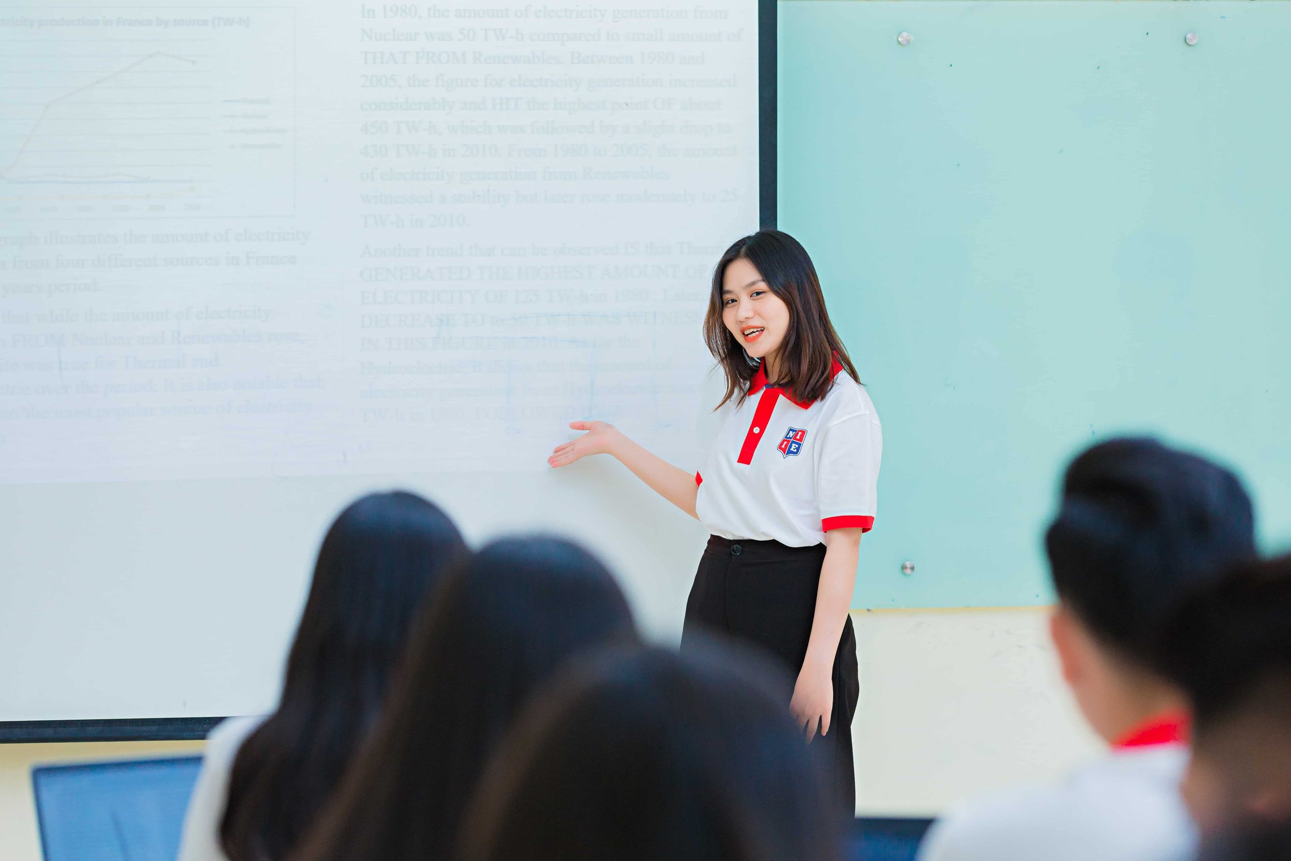 Sinh viên NIIE được học qua tình huống thực tế, học qua dự án và học qua cả các hoạt động ngoại khóa, học thuật