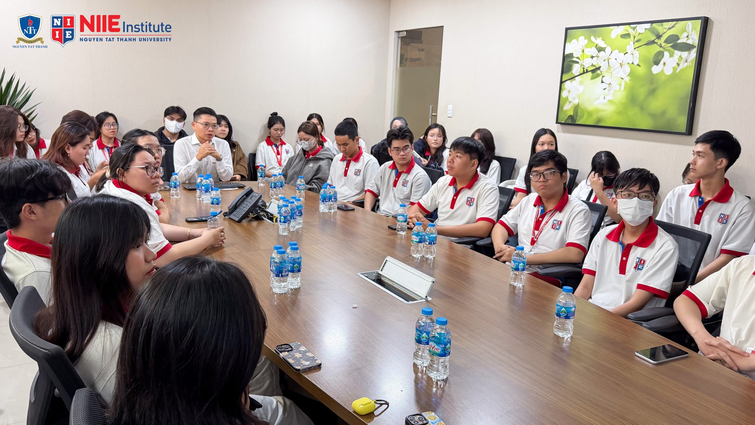 Bên cạnh tìm hiểu về cơ cấu doanh nghiệp, sinh viên còn được học về kinh tế vĩ mô dưới góc nhìn thực tế