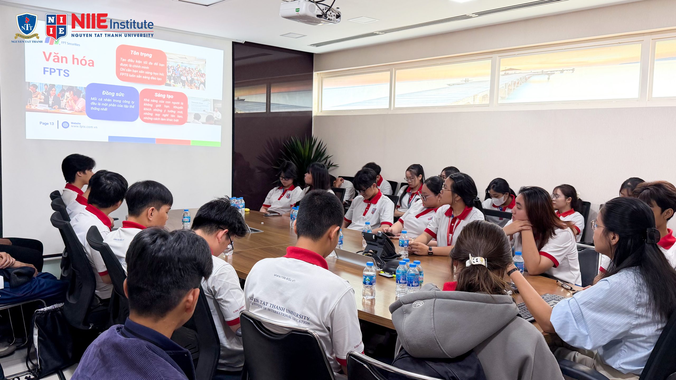 Sinh viên NIIE tìm hiểu về FPTS – công ty chứng khoán có tuổi đời gần 20 năm thuộc Tập đoàn FPT