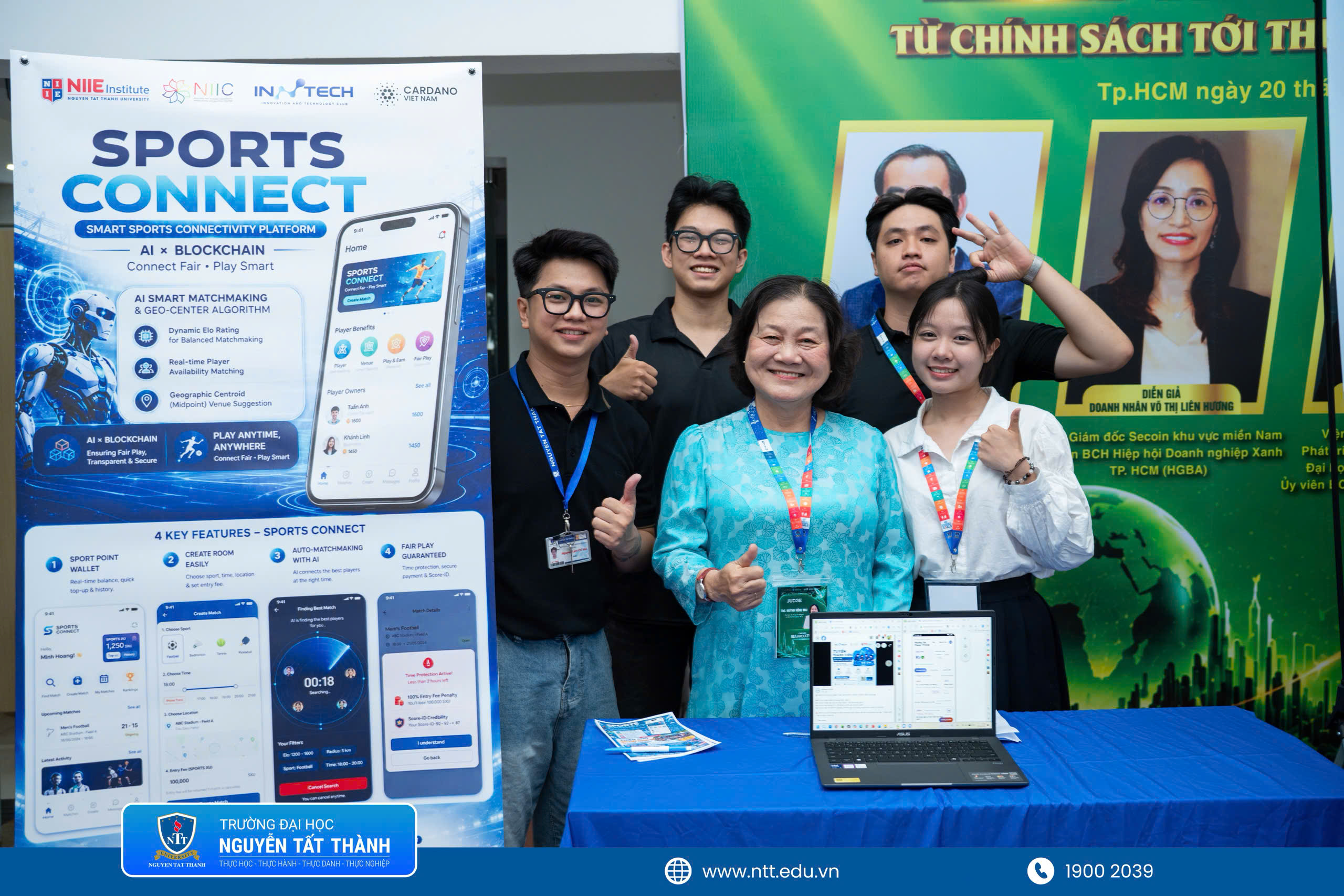 Thành viên nhóm Sports Connect chụp hình cùng ThS Huỳnh Hồng Mai - Phó Giám đốc Trung tâm Sáng tạo - Ươm tạo khởi nghiệp NTTU