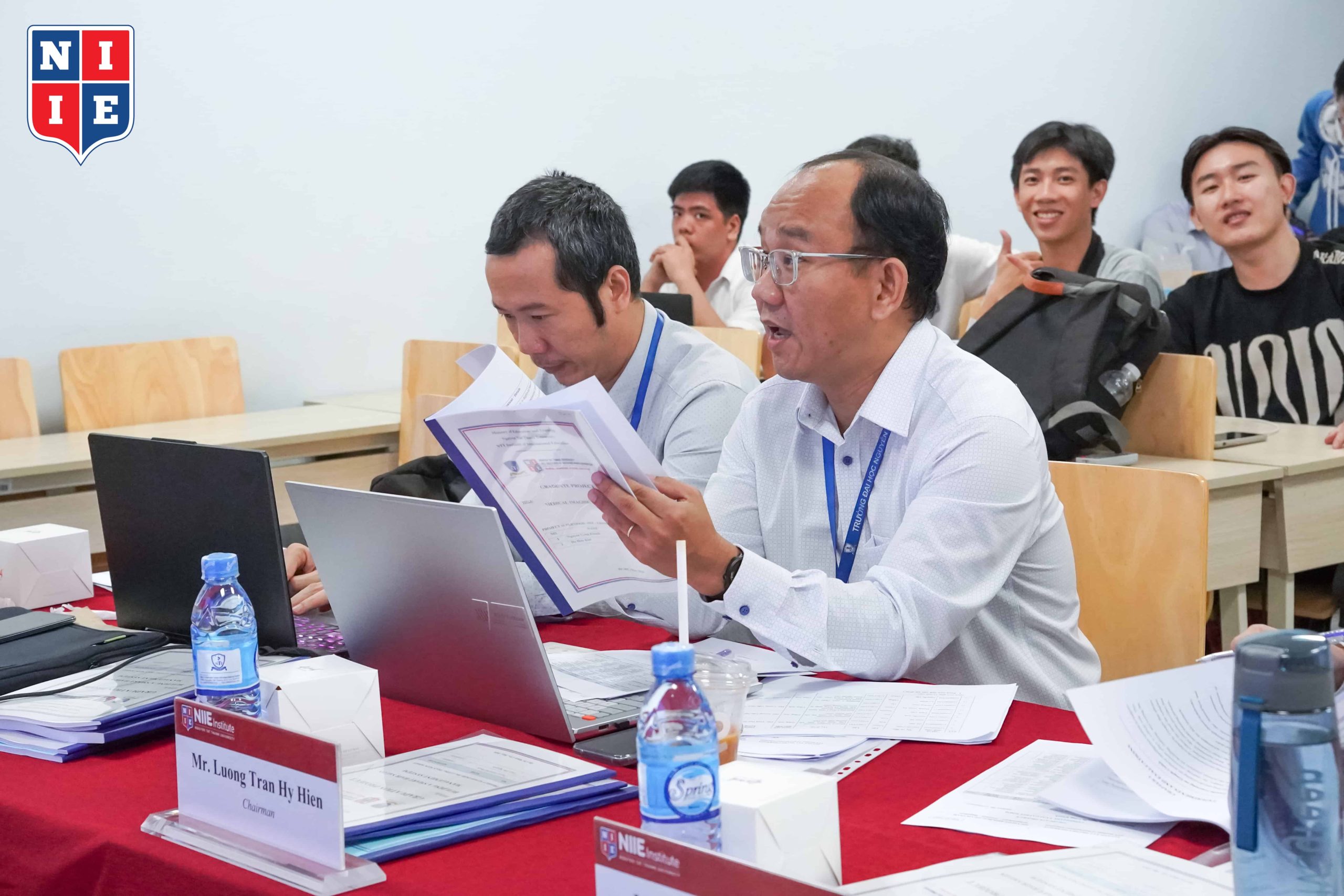Không chỉ trình bày các đề tài, sinh viên NIIE còn nhận được rất nhiều góp ý giá trị từ hội đồng