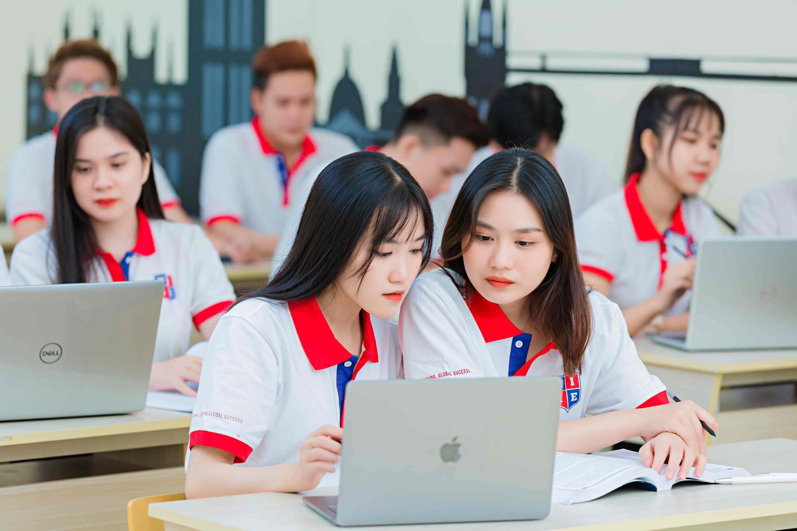 Bên cạnh chuyên môn, ngoại ngữ - hiểu biết về AI và khả năng tự học là các yếu tố rất quan trọng trong thời đại mới
