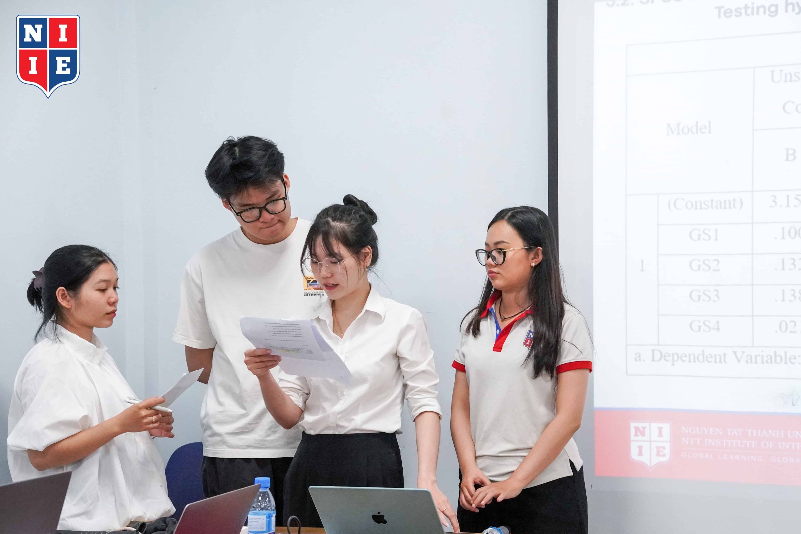 Khóa luận năm nay đã chứng kiến sự trưởng thành của sinh viên ngành Quản trị khách sạn về cả chuyên môn cũng như góc nhìn nghề nghiệp