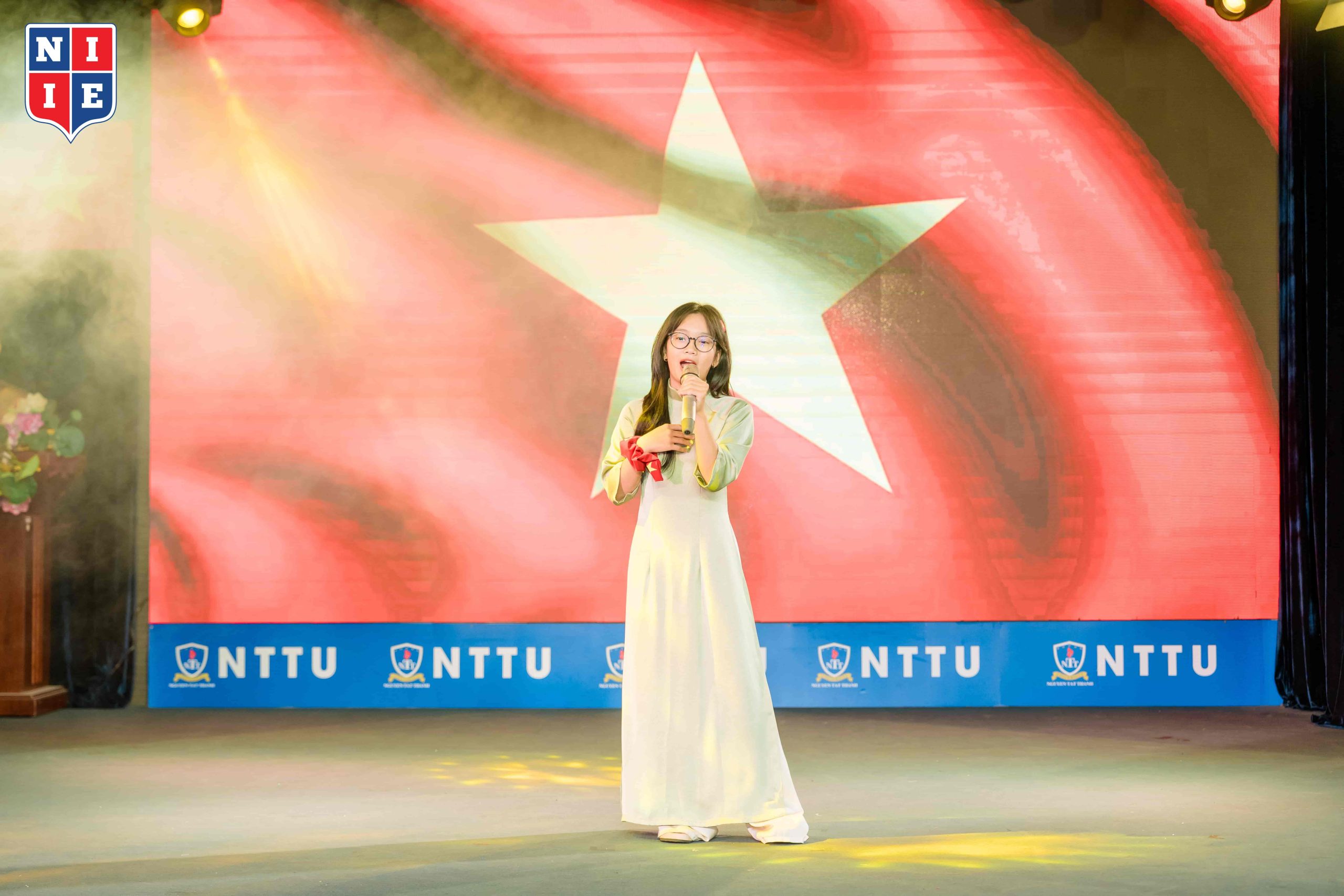 Sinh viên Nguyễn Thị Huyền Trân với tiết mục “Tổ Quốc trong ánh mặt trời”