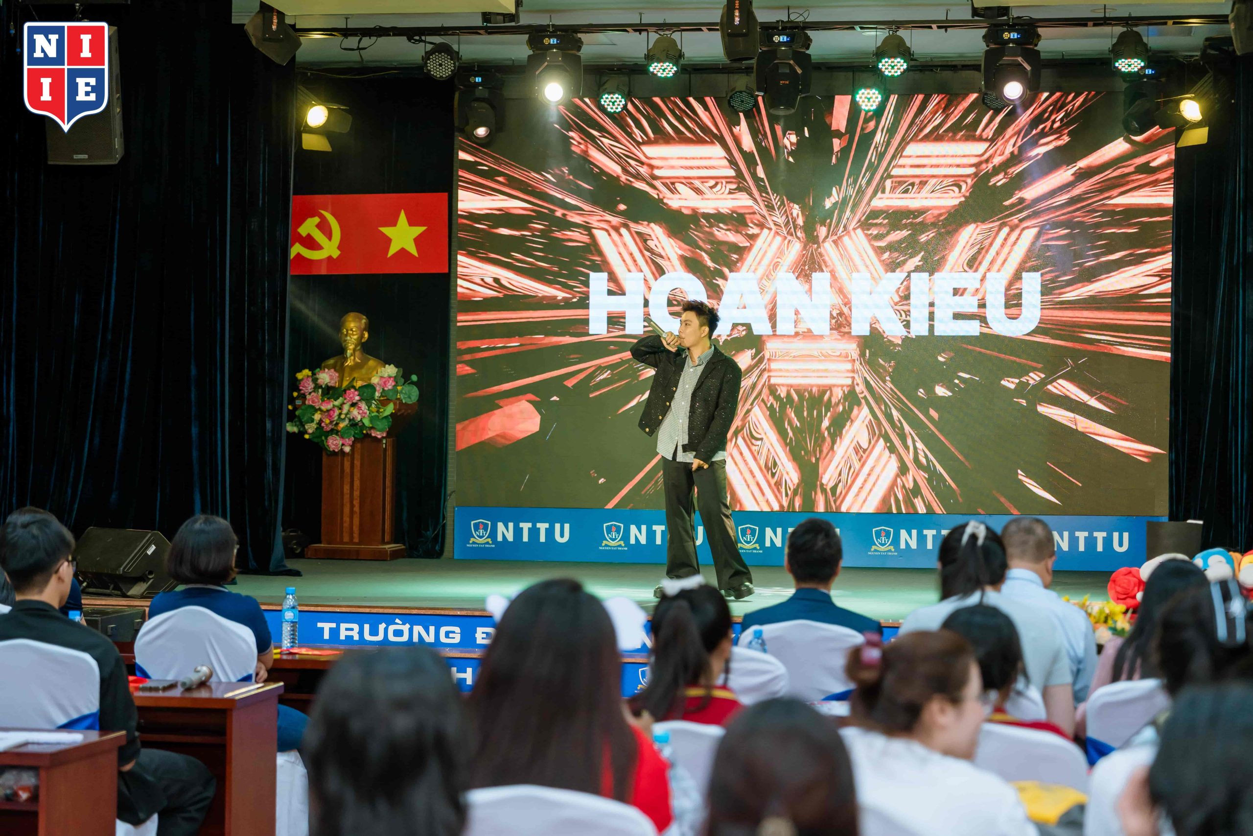 Tiết mục Anh cũng chẳng biết được sáng tác, trình diễn bởi sinh viên Kiều Bá Hoan