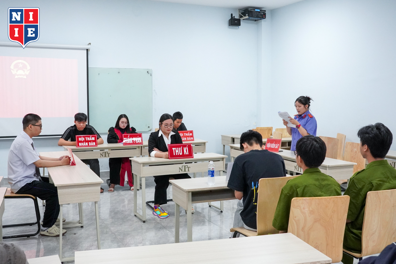 Phiên tòa giả định được thực hiện trong môn học Logic học pháp lý ngành Luật kinh tế tại Viện NIIE