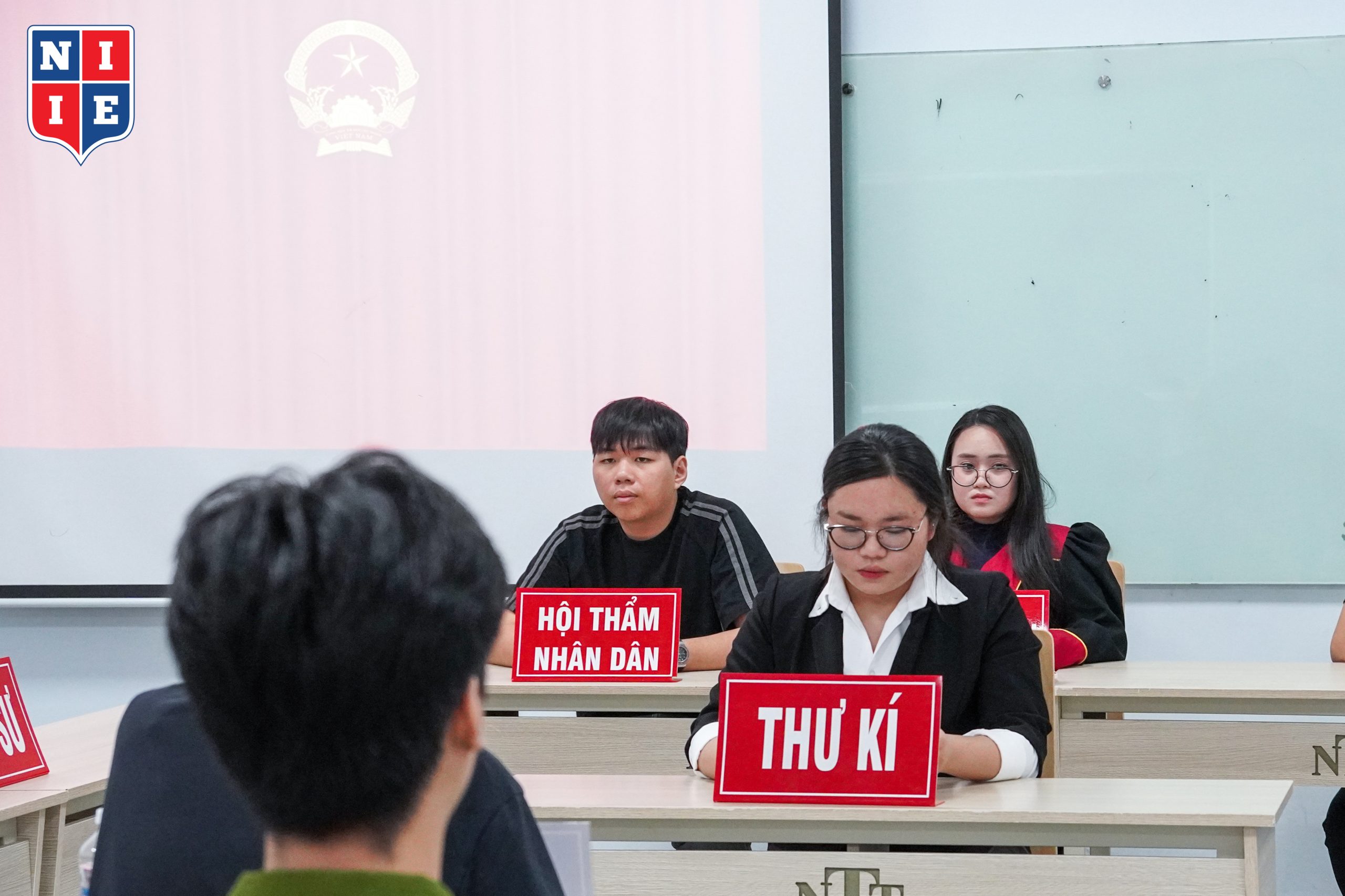 Bằng tình huống có bối cảnh, nhân vật, động cơ và hậu quả cụ thể, sinh viên NIIE đã được tiếp cận pháp luật theo hướng thực tế thay vì học thuộc điều luật