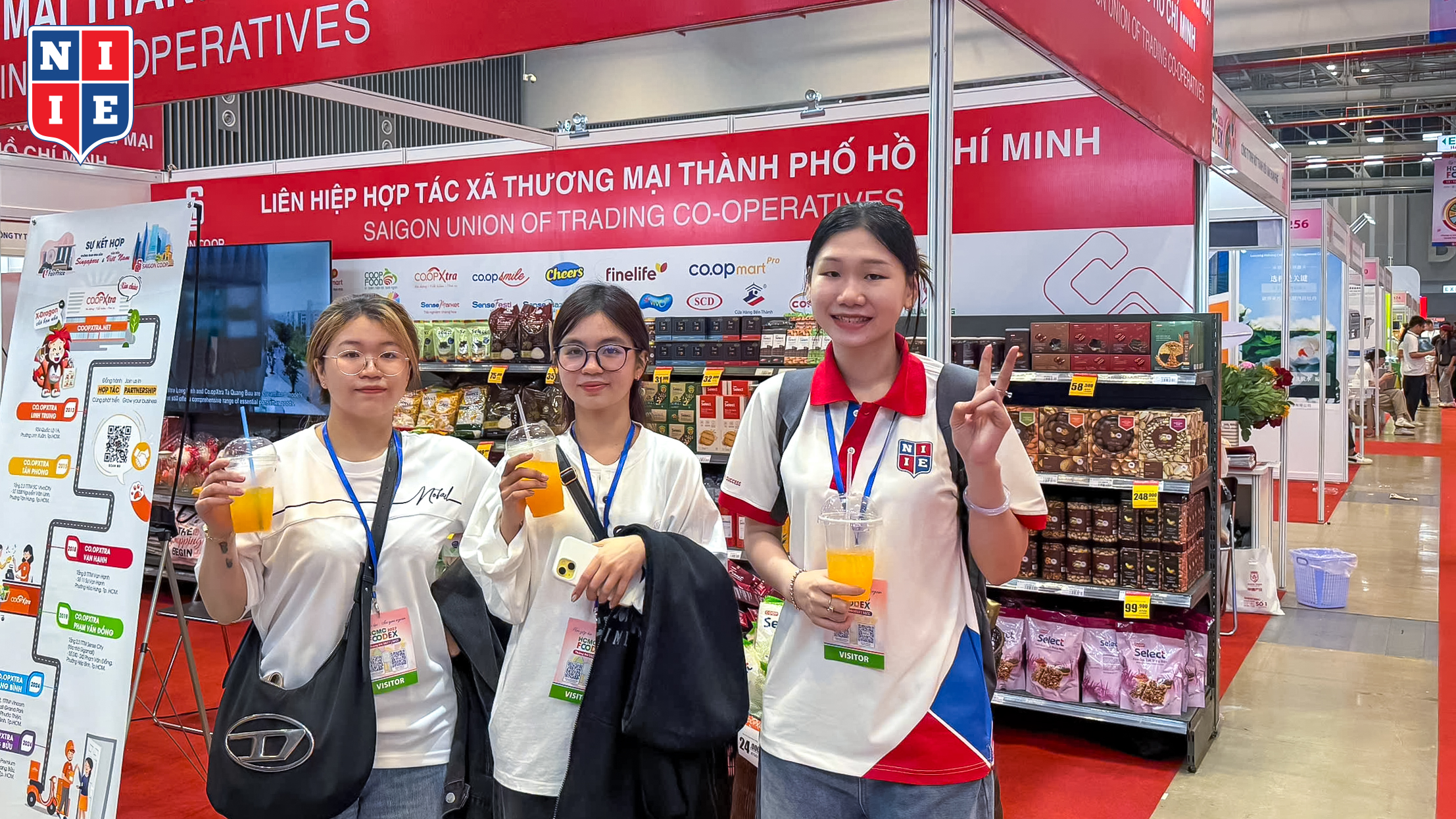 Bên cạnh đó, các bạn sinh viên còn được áp dụng Marketing 7Ps vào thực tế