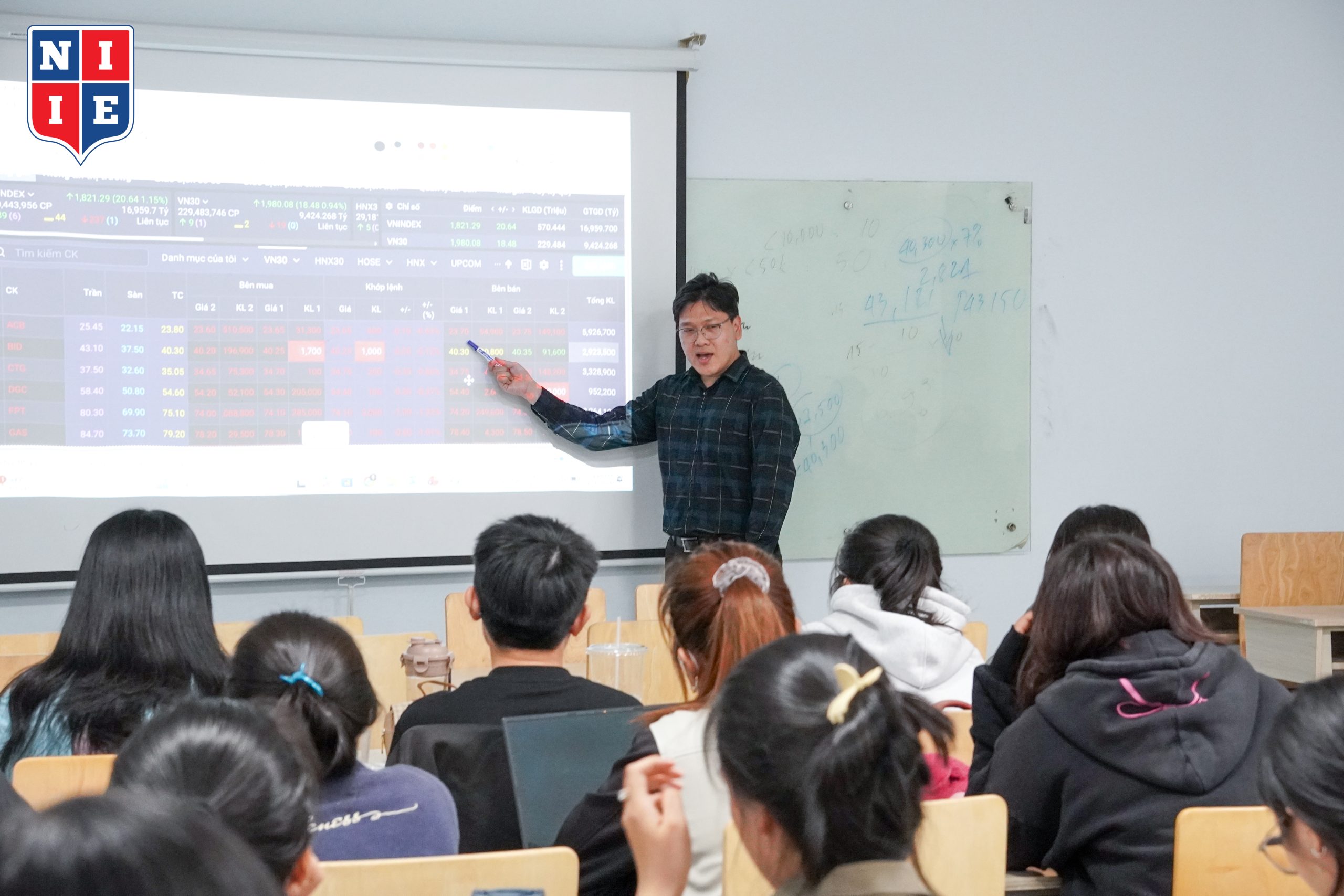 Đồng hành cùng sinh viên NIIE trong Workshop lần này là ThS. Đặng Hoàng Sơn – chuyên gia có hơn 8 năm kinh nghiệm trong lĩnh vực ngân hàng đầu tư tại công ty chứng khoán
