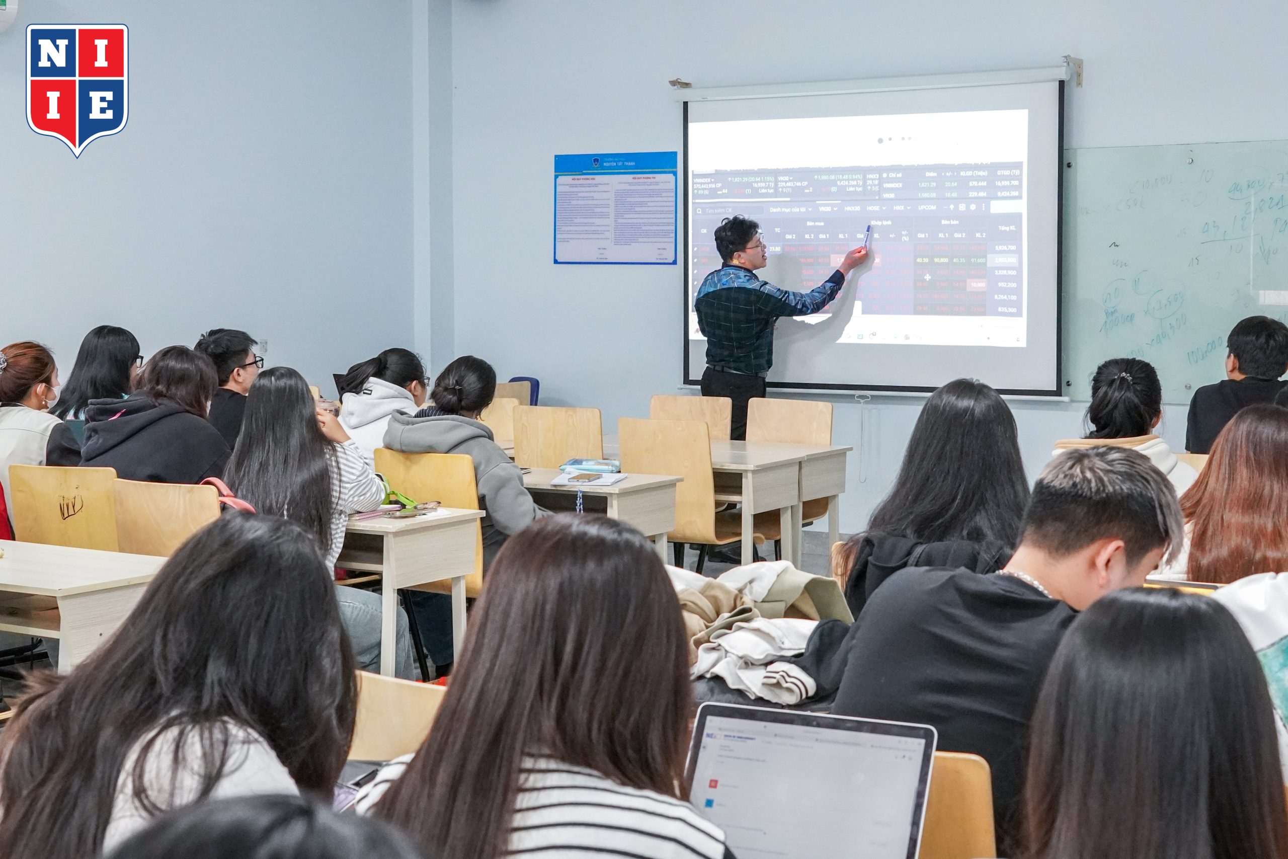 Cố phiếu - trái phiếu và quy trình thực thế khi doanh nghiệp muốn IPO đều được diễn giả chia sẻ một cách chi tiết đến các bạn sinh viên
