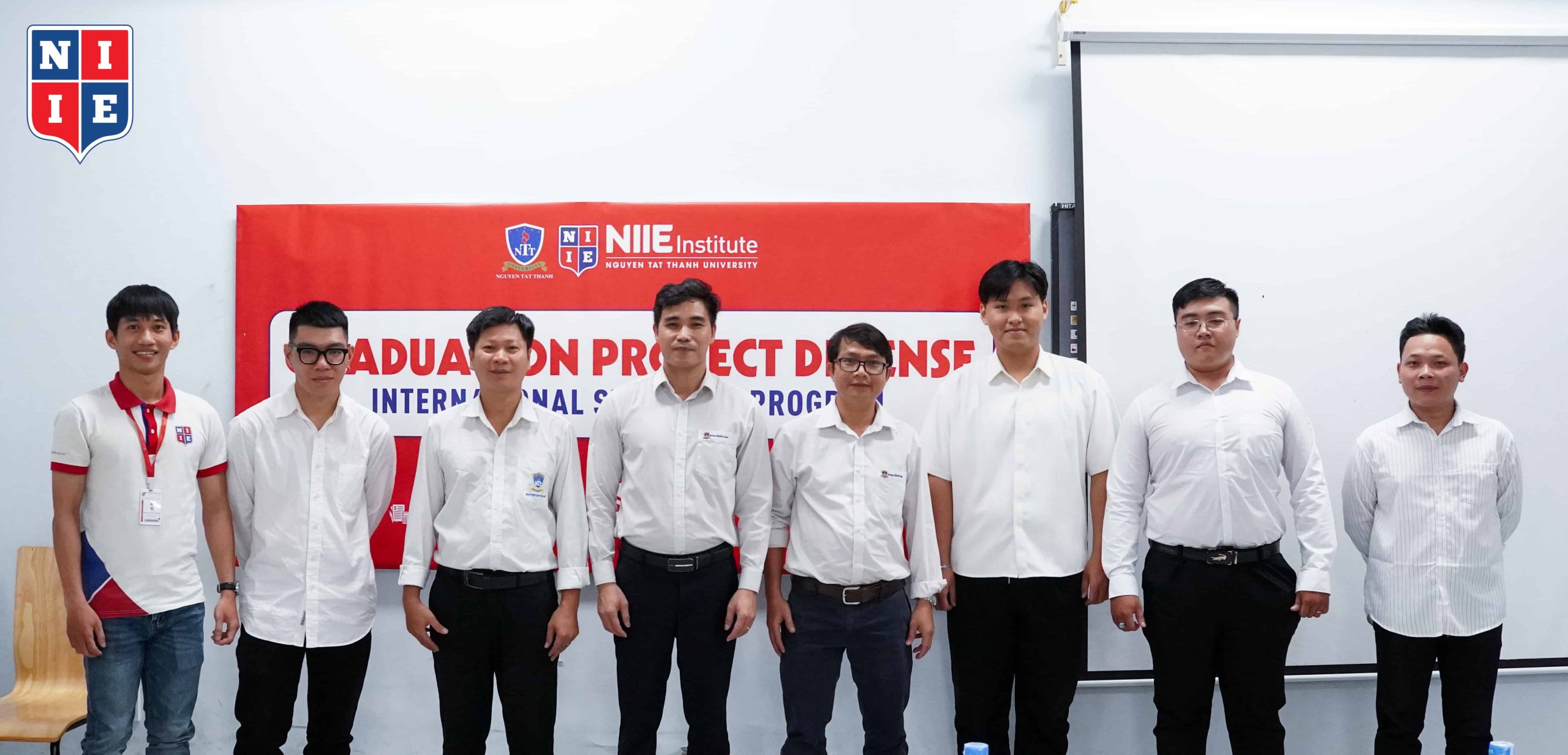 Hội đồng bảo vệ Đồ án 1 với sự tham gia của TS. Dương Hoàng Long, Trưởng ngành Công nghệ kỹ thuật ô tô, NIIE