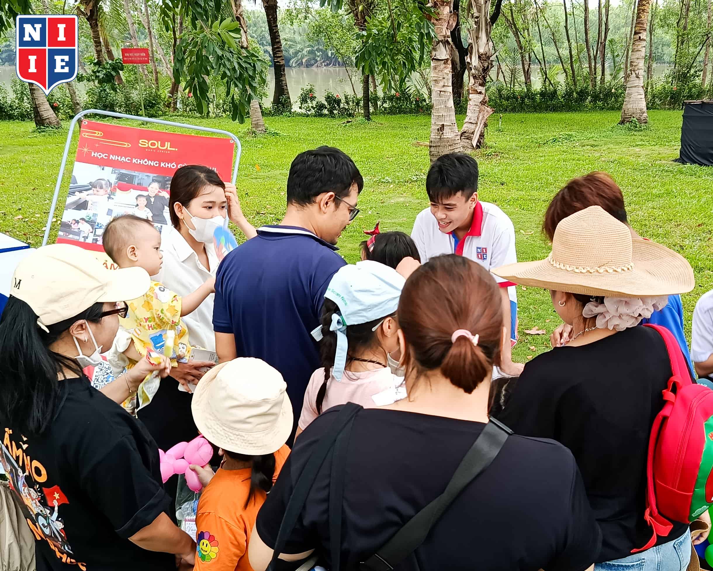 Tại gian hàng, các em nhỏ đã được tham gia nhiều trò chơi vận động, trí tuệ và nhận quà từ BTC