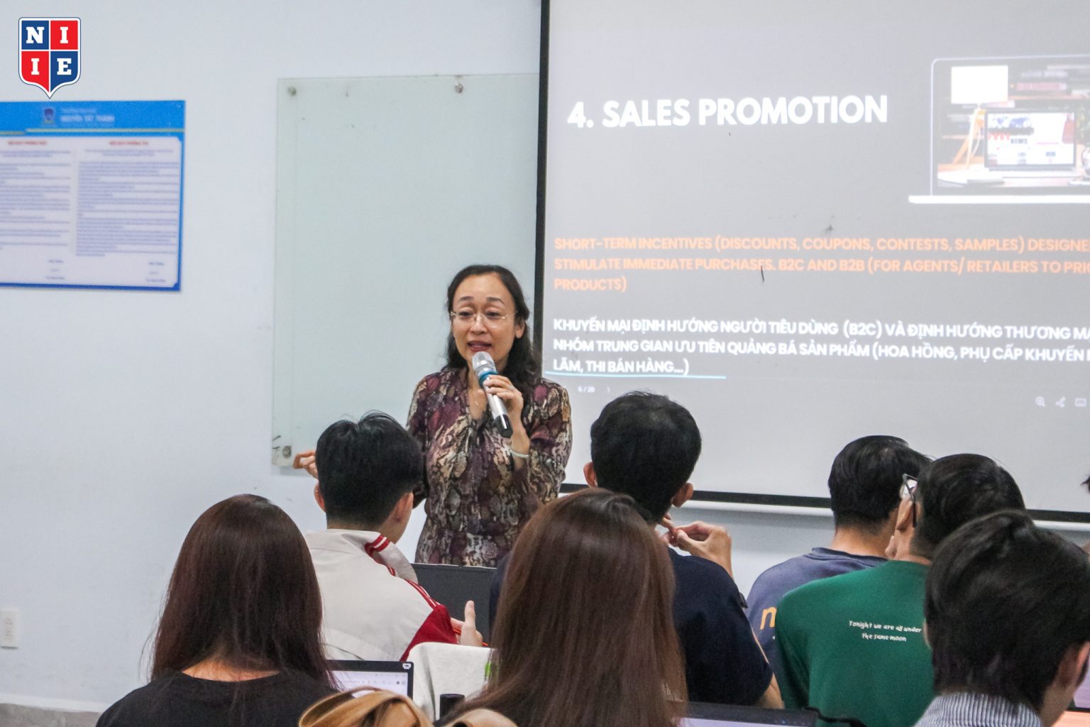 Sinh viên NIIE gặp gỡ ThS. Nguyễn Thị Linh Đan, cô từng đảm nhiệm nhiều vị trí cấp cao như Deputy General Director tại Vinpearl, CSMO tại Liberty, Senior Director tại Six Senses Côn Đảo