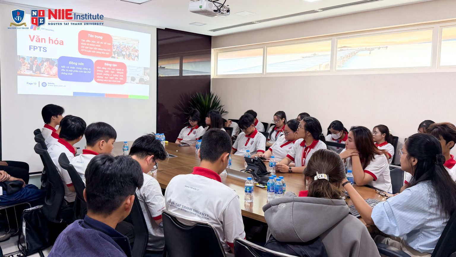 Sinh viên NIIE tìm hiểu về kinh tế vĩ mô trực tiếp tại FPT Securities