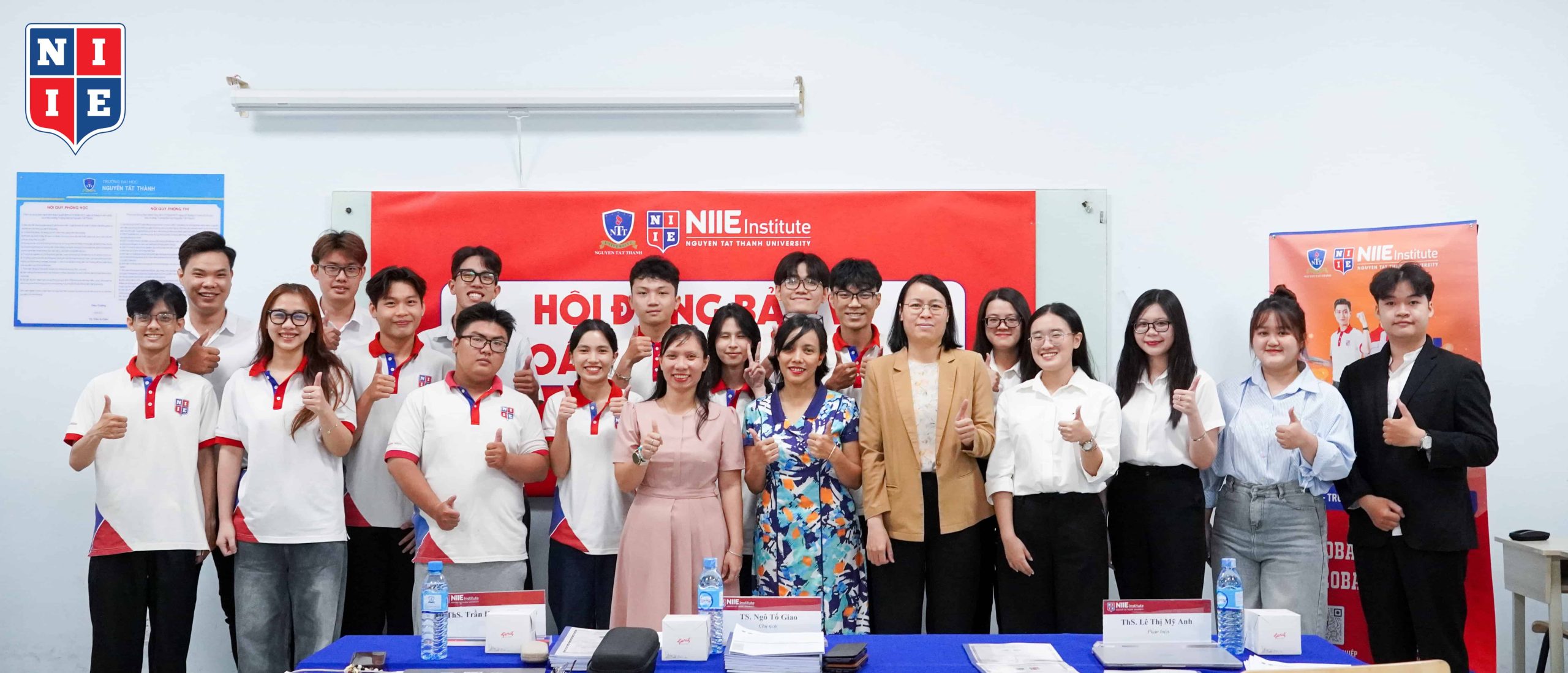 Bảo vệ Khóa luận Tốt nghiệp ngành Logistics được diễn ra trong không khí nghiêm túc và đầy hào hứng với nhiều đề tài ấn tượng.