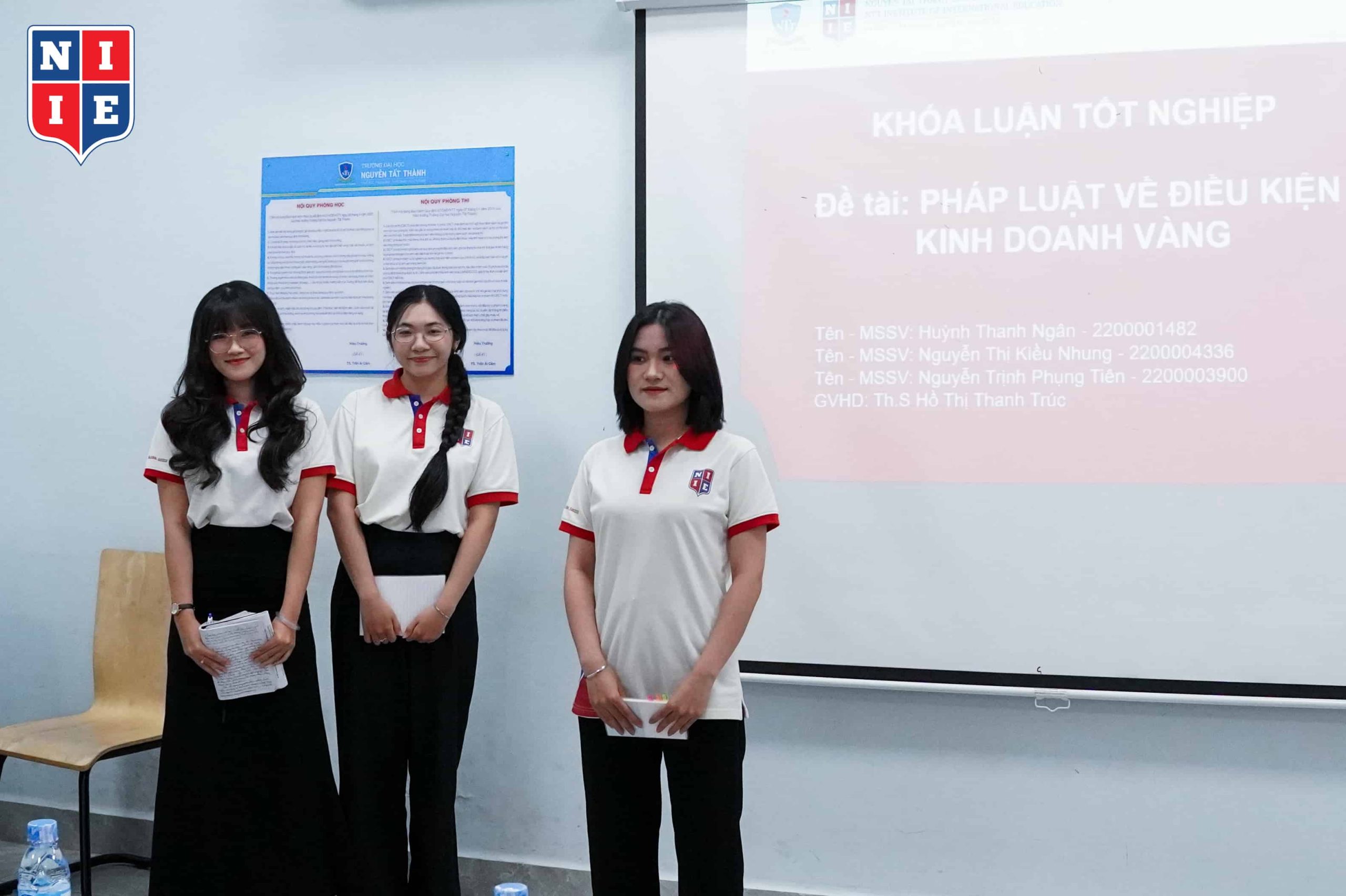Sinh viên không chỉ nhận được những lời góp ý chuyên môn về đề tài, mà còn những lời khuyên, kinh nghiệm thực tế để sẵn sàng cho hành trình sự nghiệp phía trước