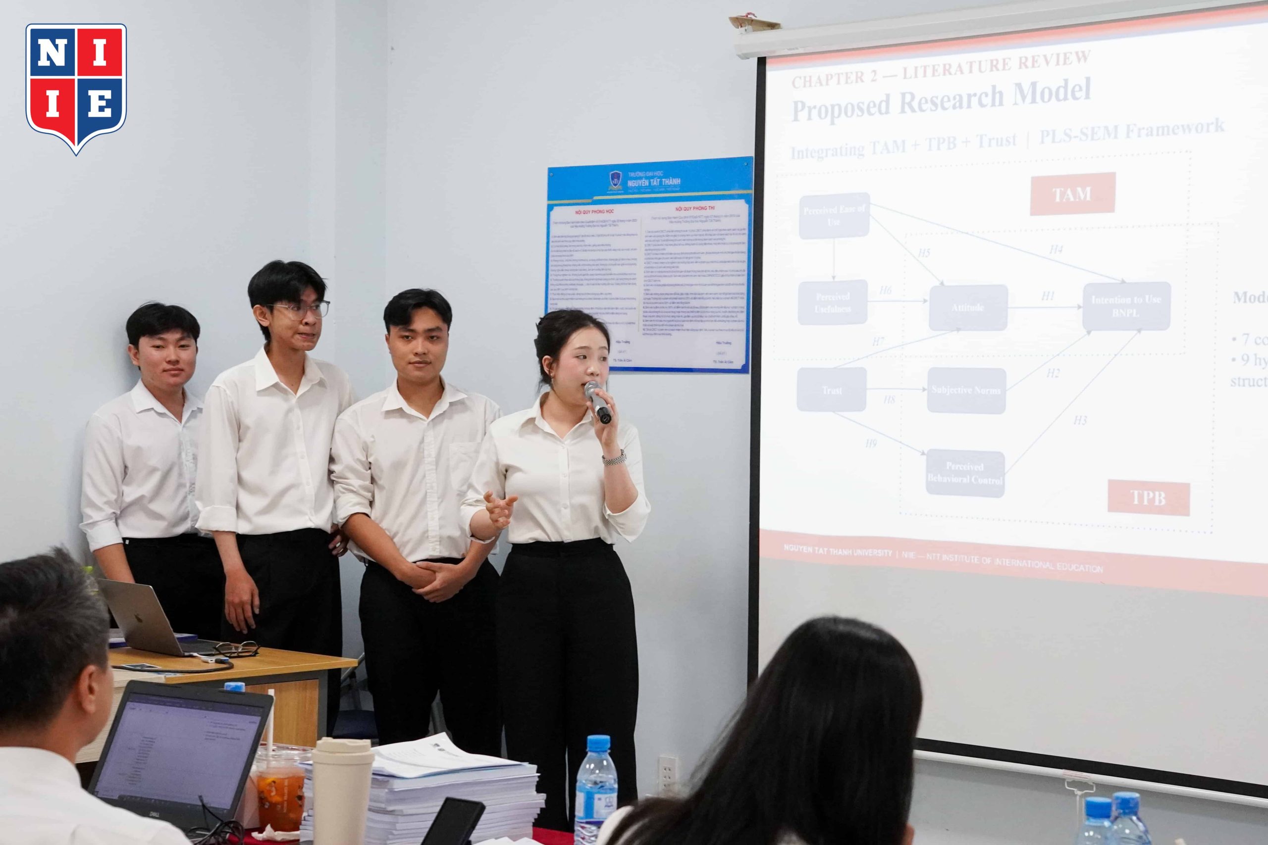 Ngoài đề tài hấp dẫn, sinh viên còn thể hiện được trình độ chuyên môn, khả năng sử dụng ngoại ngữ trong buổi bảo vệ