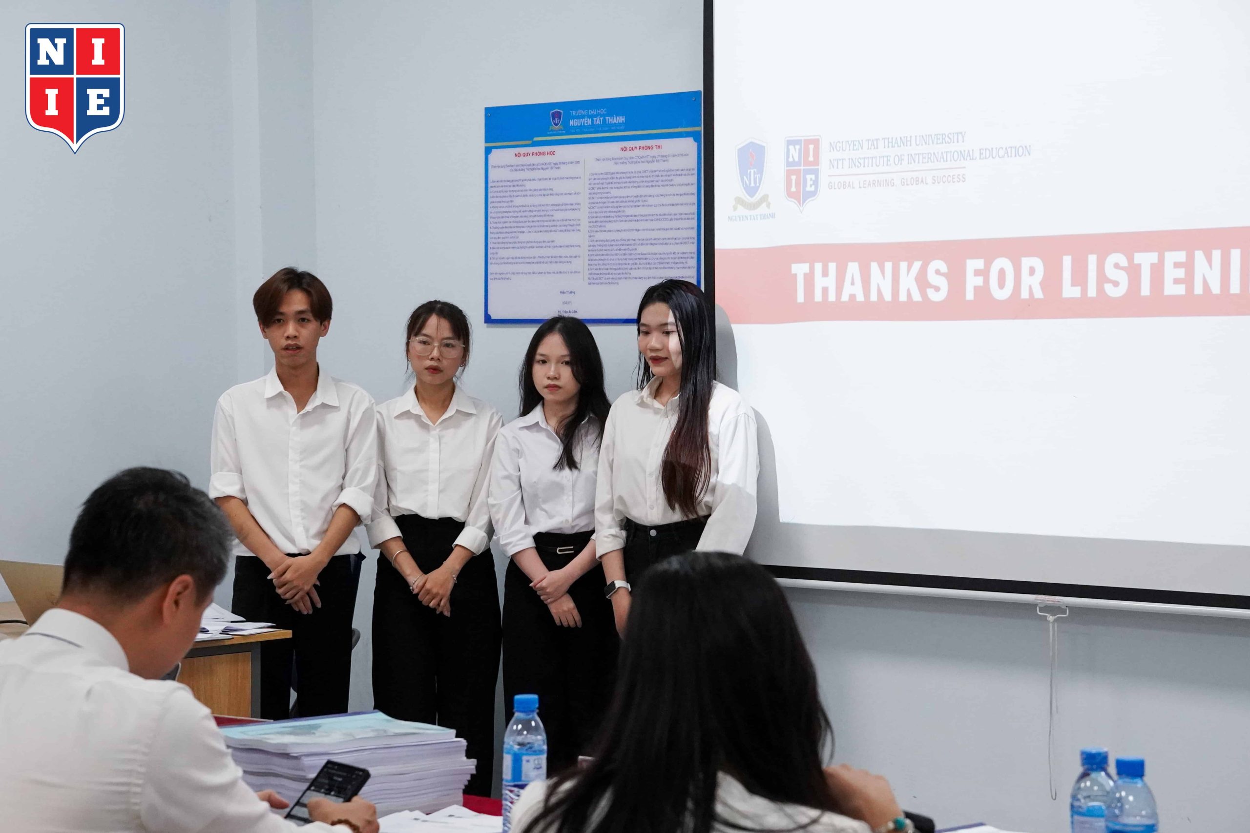 Hội đồng cũng rất tích cực đưa ra các lời khuyên, góp ý để sinh viên hoàn thiện tư duy học thuật và kỹ năng trình bày