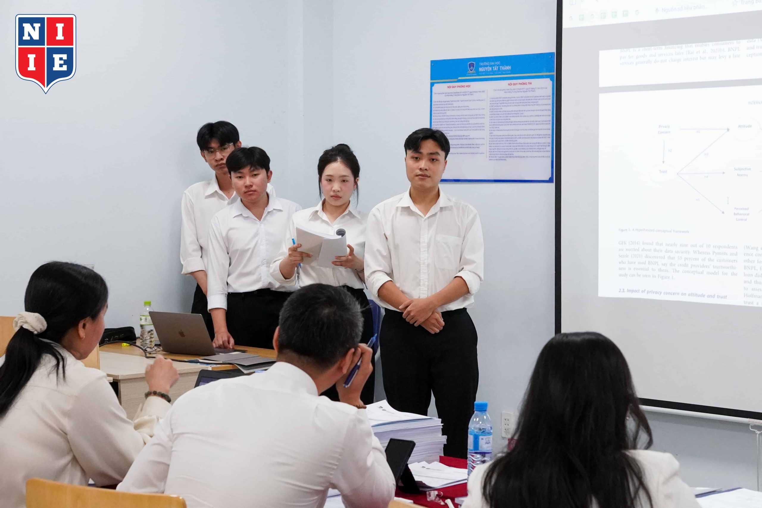 Buổi bảo vệ năm nay tiếp tục cho thấy sự năng động, tích cực của sinh viên NIIE ngành Quản trị kinh doanh trong việc nắm bắt các xu hướng mới