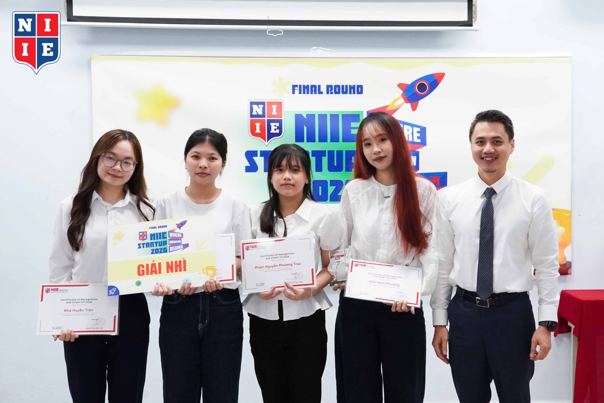 Smart CV cũng đã mang về Giải nhì với phần trình bày - phản biện xuất sắc