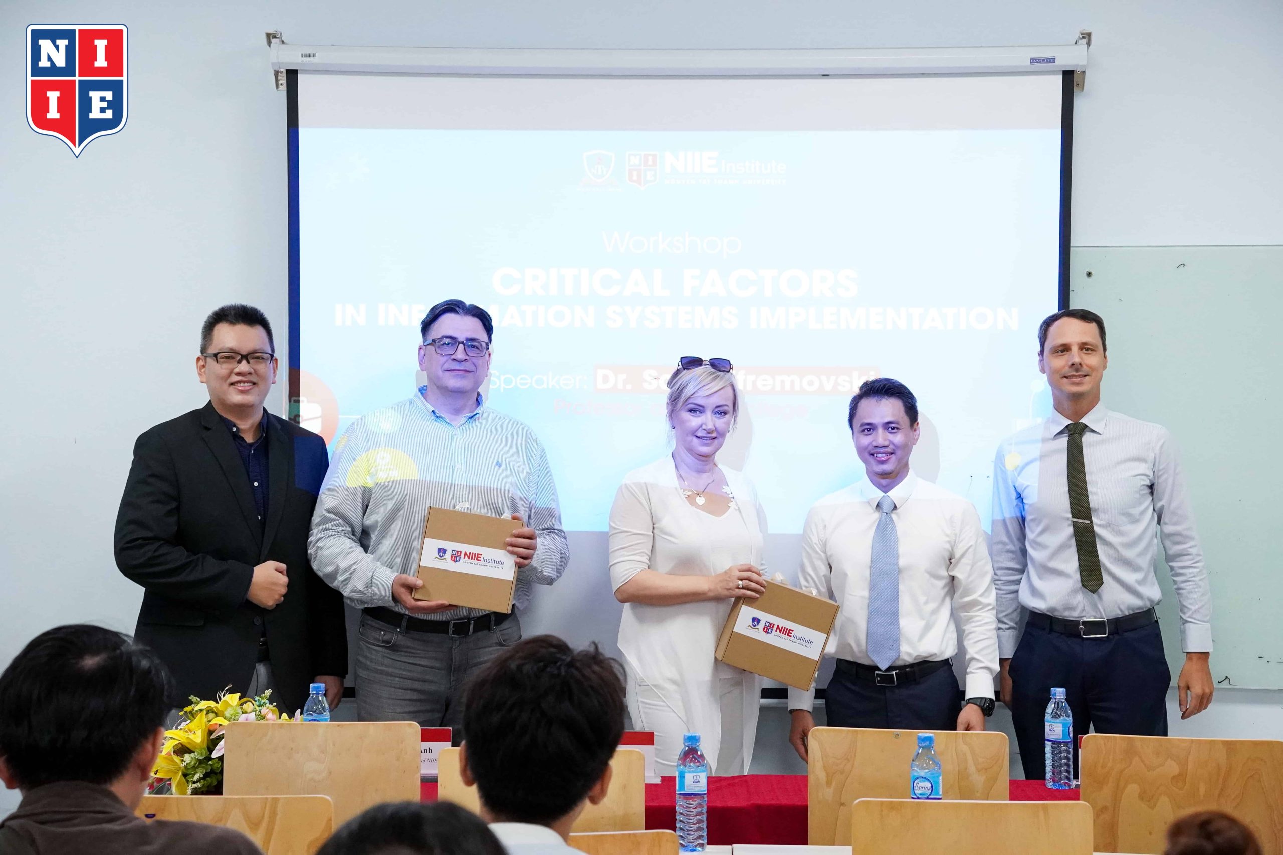 Đại diện NIIE gửi những phần quà thân mật đến Giáo sư Savo Efremovski và cộng sự