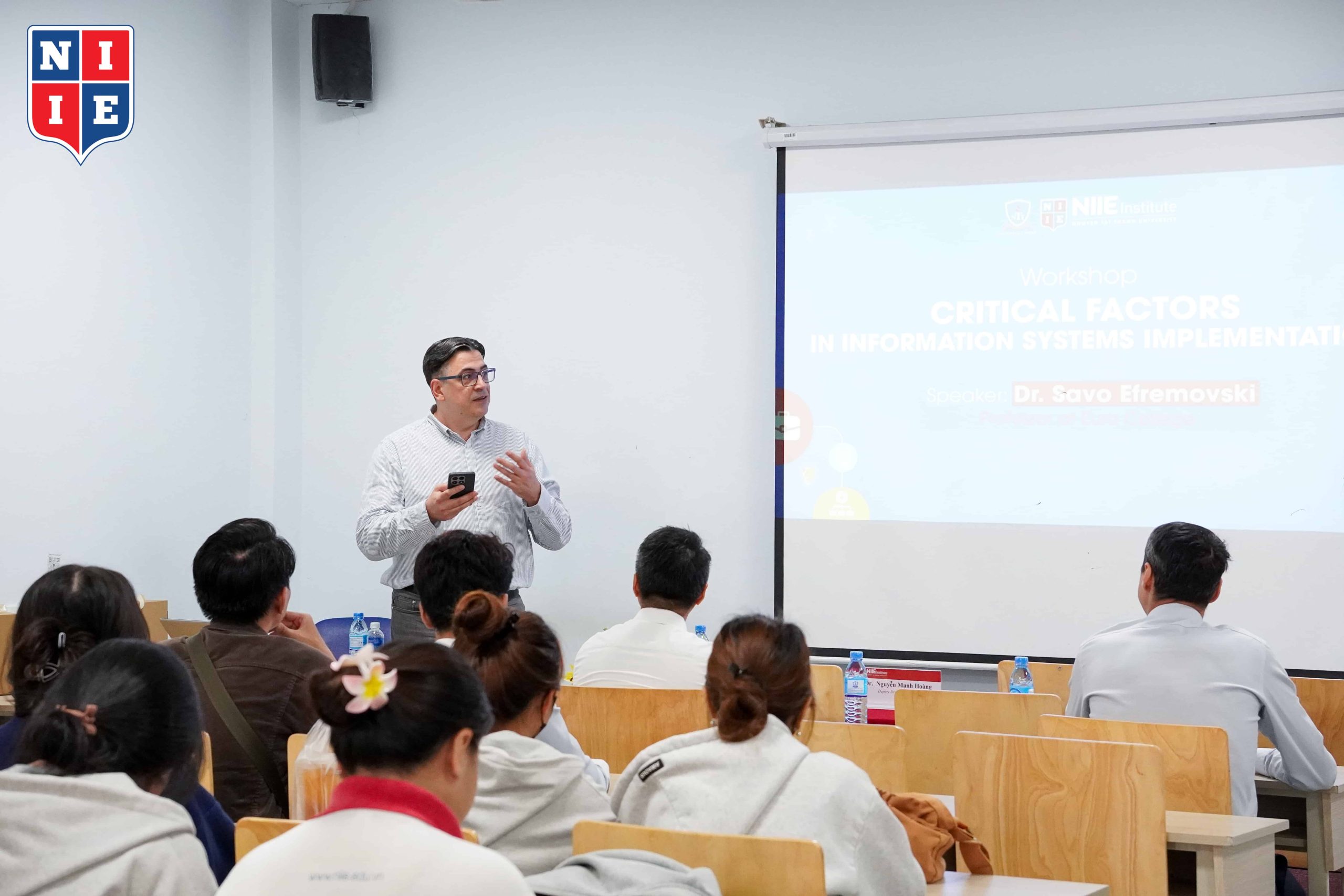 Giáo sư Savo Efremovski là một chuyên gia với hơn 22 năm kinh nghiệm trong lĩnh vực quản trị hệ thống, chuyển đổi số và giáo dục quốc tế.
