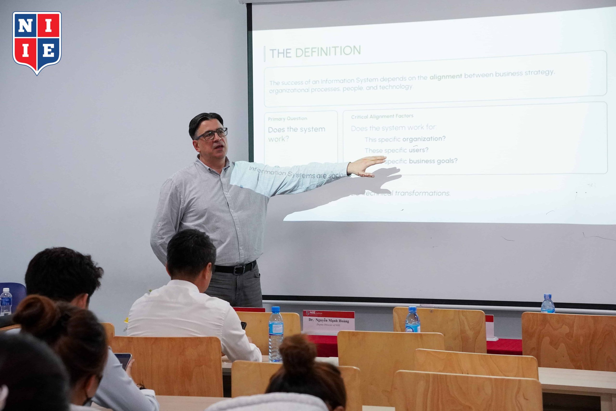 Ngoài hệ thống thông tin, workshop cũng phân tích cách AI và dữ liệu đang tác động đến môi trường làm việc hiện nay.
