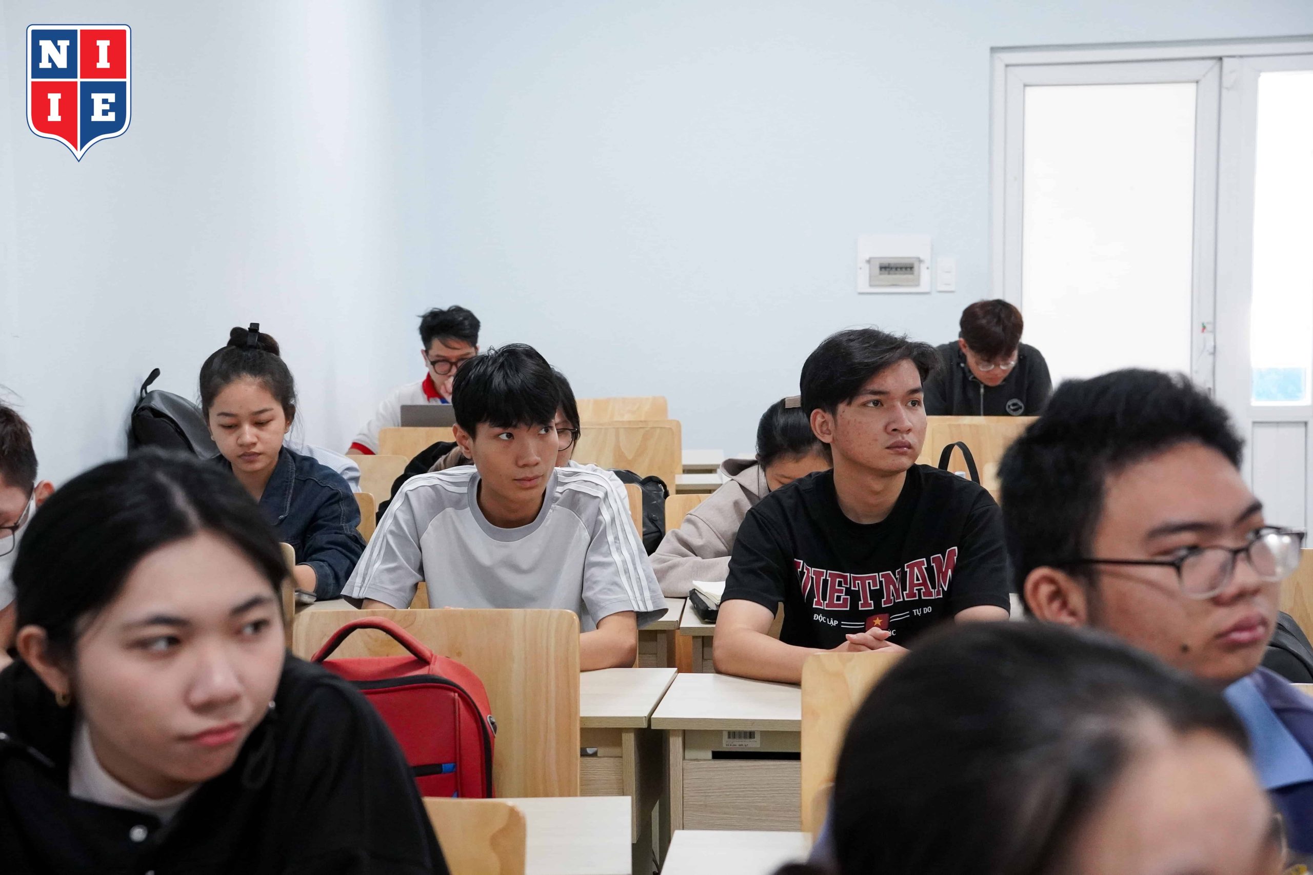 Được tiếp cận với các kiến thức quốc tế về AI, dữ liệu, hệ thống thông tin,...Sinh viên NIIE tỏ ra vô cùng cởi mở và tích cực lắng nghe